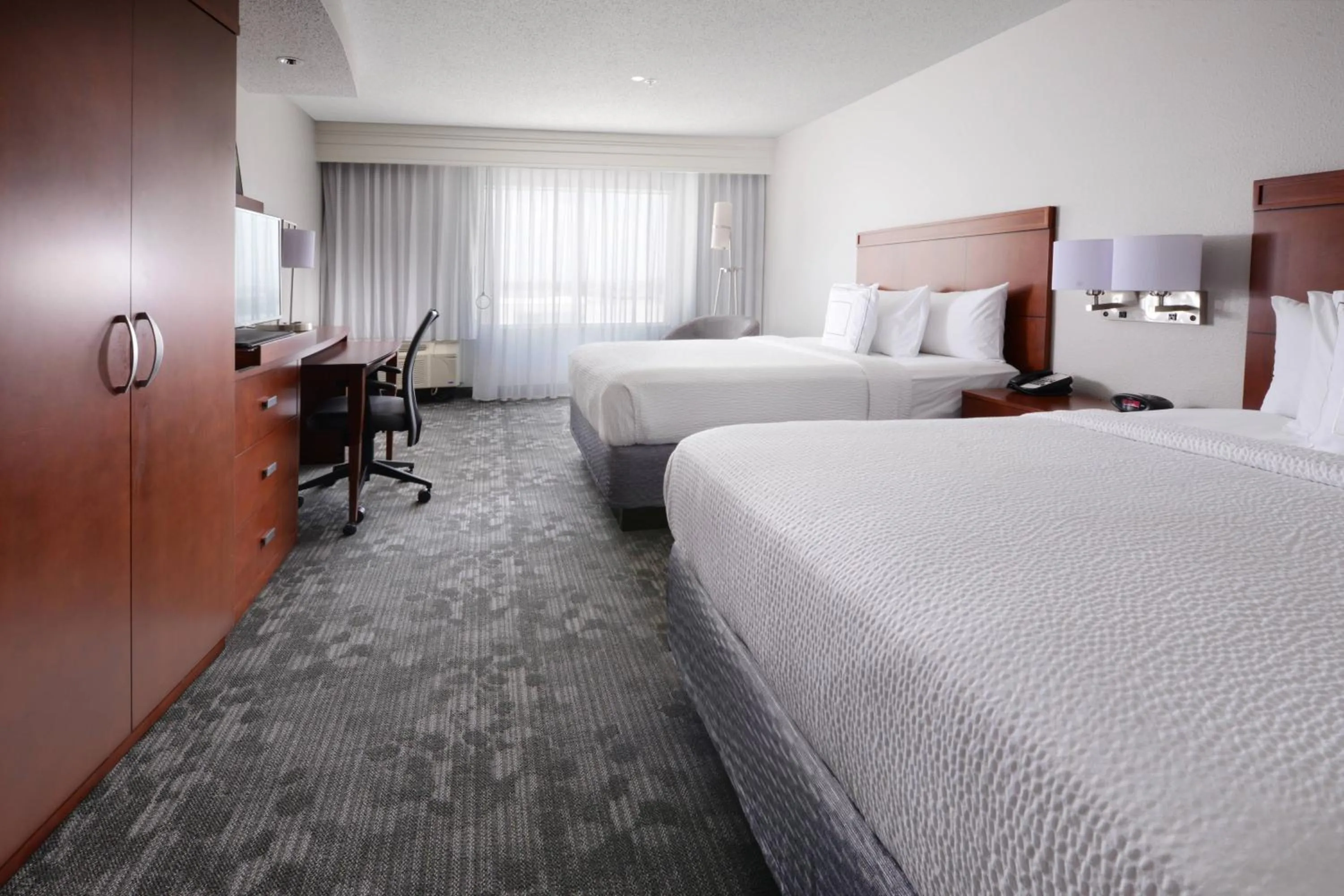 Photo of the whole room, Bed in Courtyard Marriott Houston Pearland