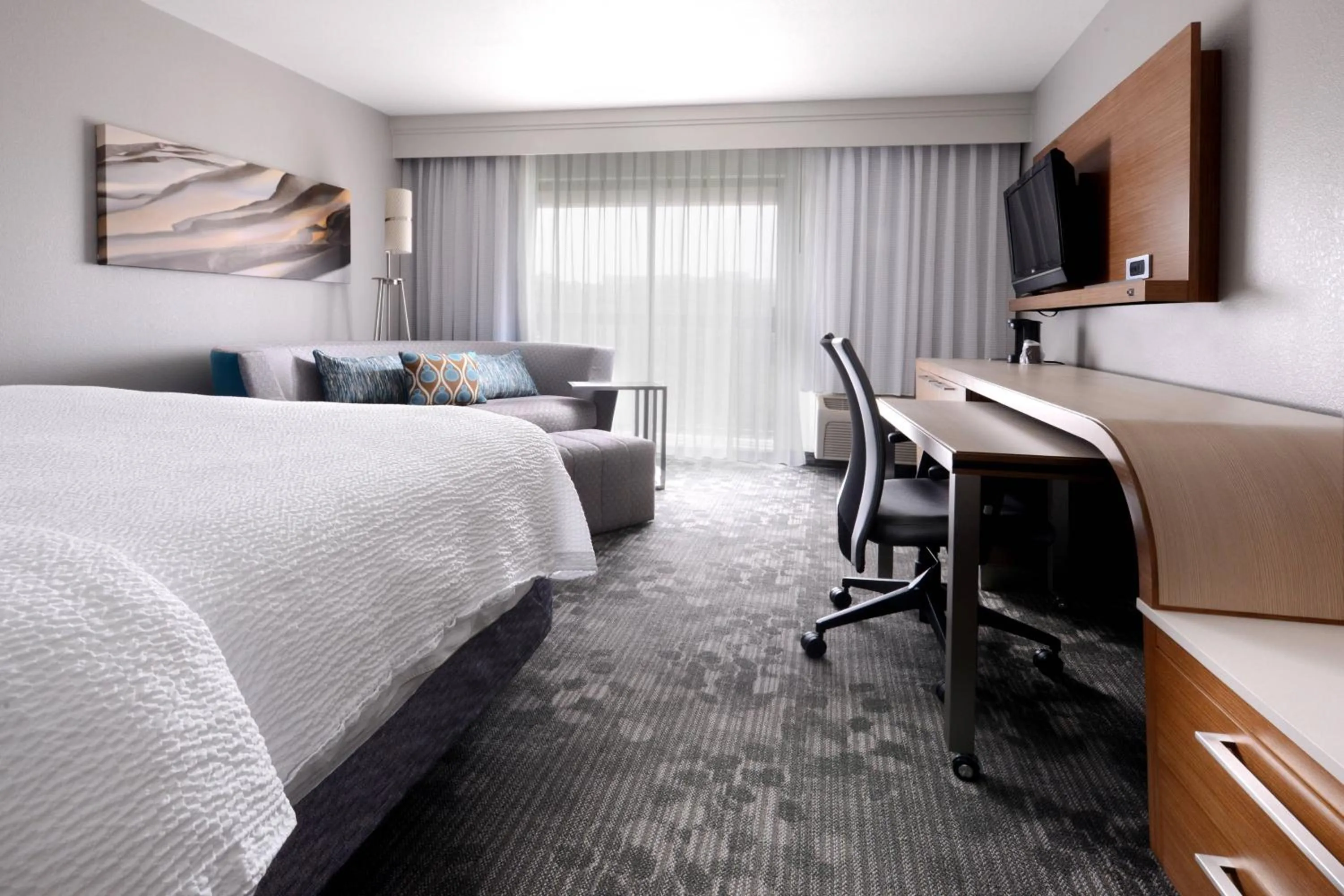 Photo of the whole room, Bed in Courtyard by Marriott Houston Northwest