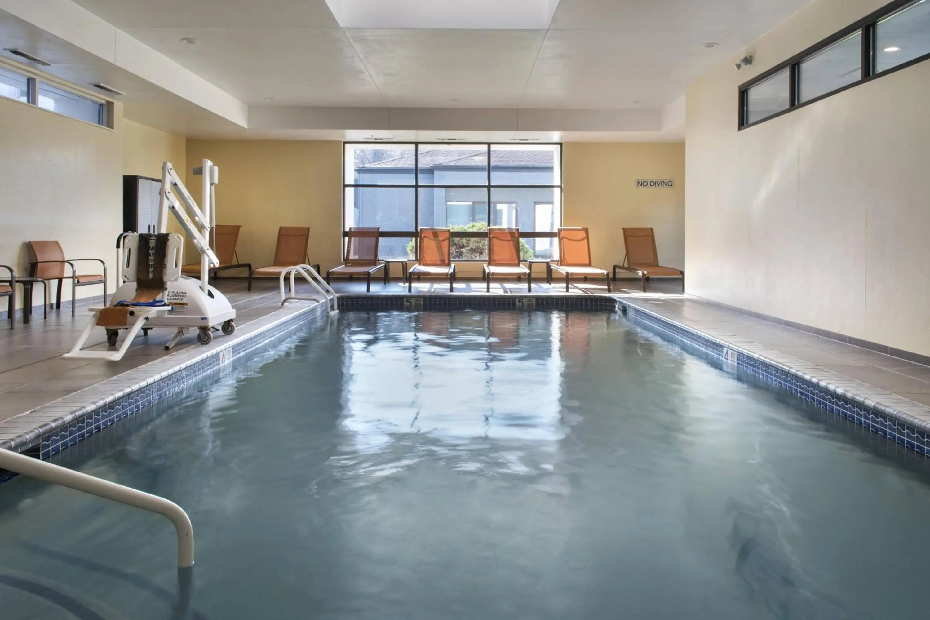 Swimming pool in Courtyard by Marriott Norwalk