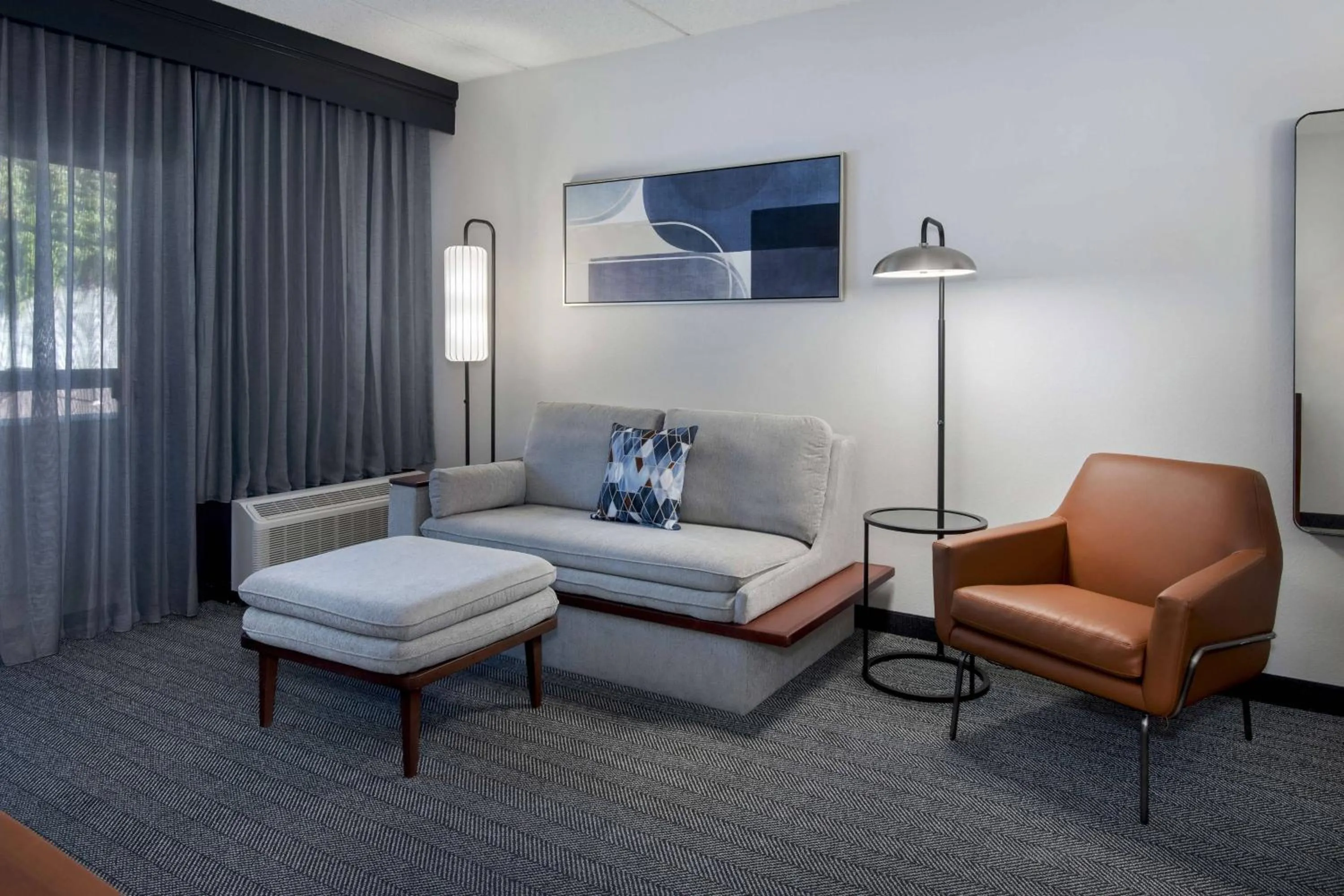 Living room in Courtyard by Marriott Norwalk