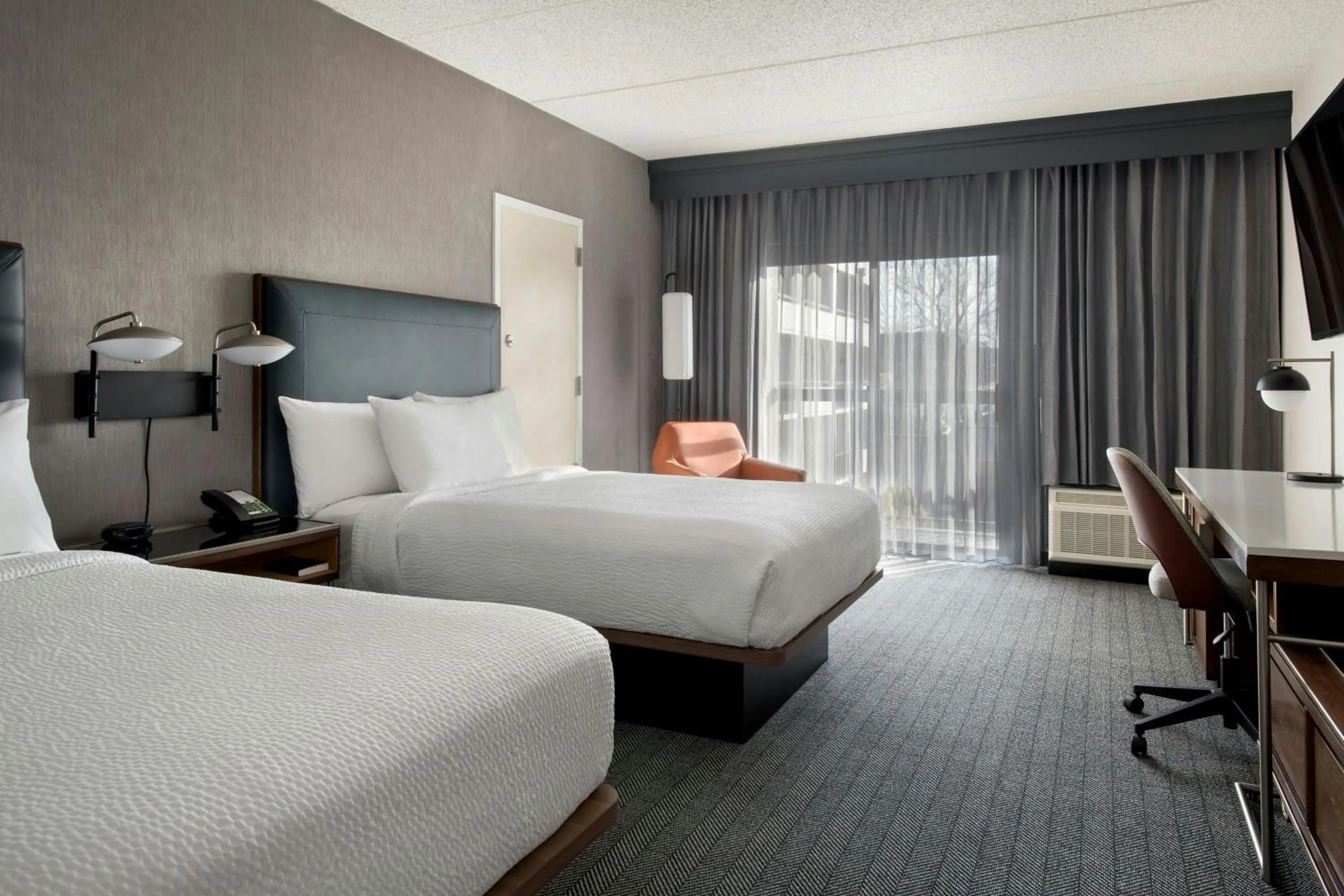 Photo of the whole room, Bed in Courtyard by Marriott Rye