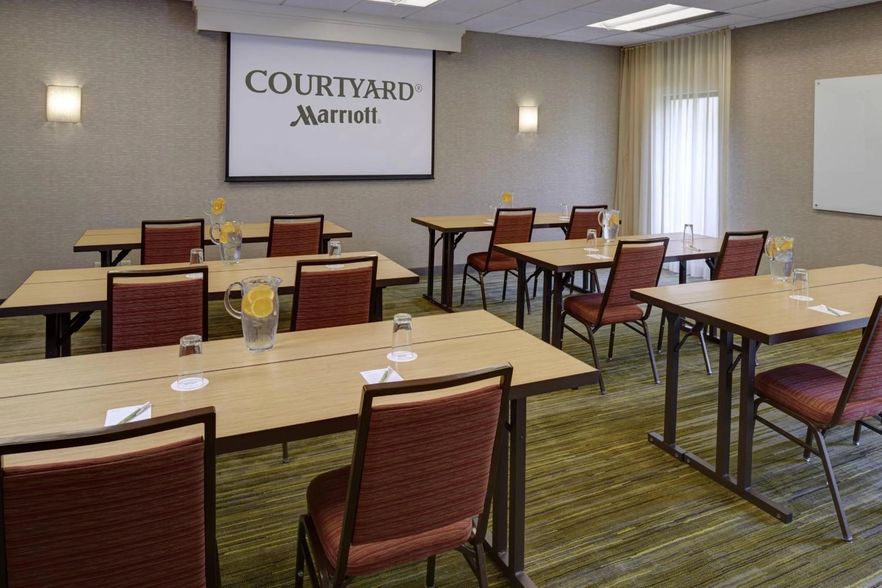 Meeting/conference room in Courtyard by Marriott Indianapolis Airport