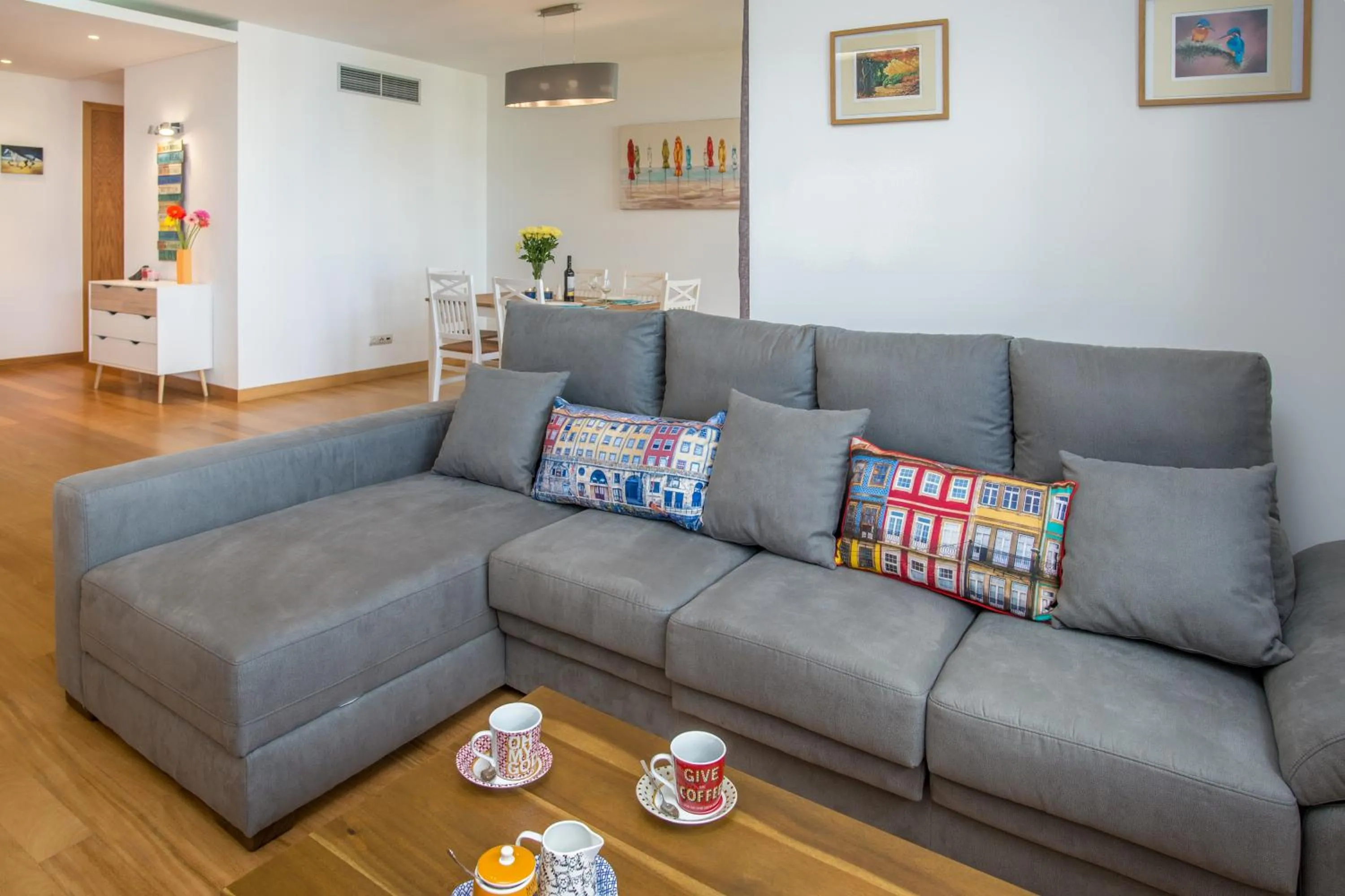 Living room in The Bay View - by LovelyStay