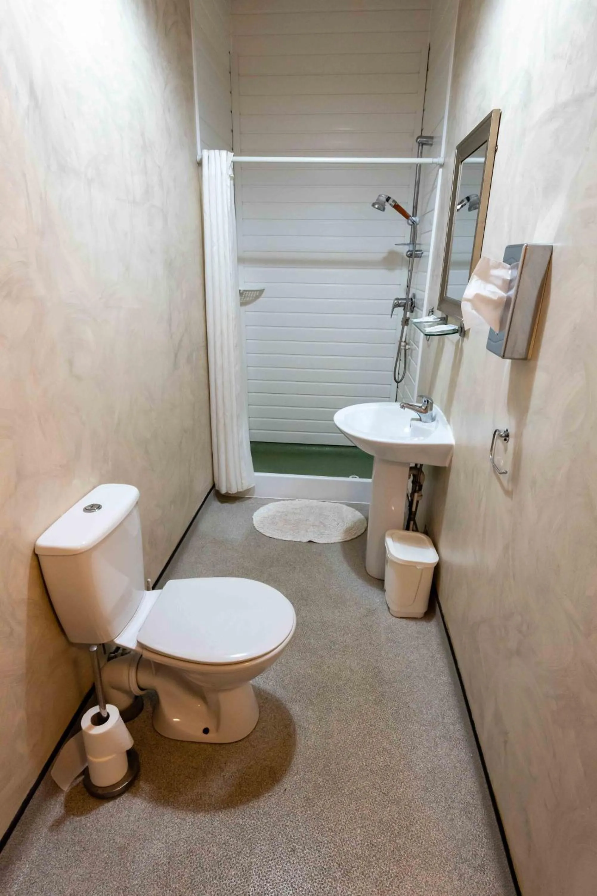 Bathroom in Aarondale Guest House