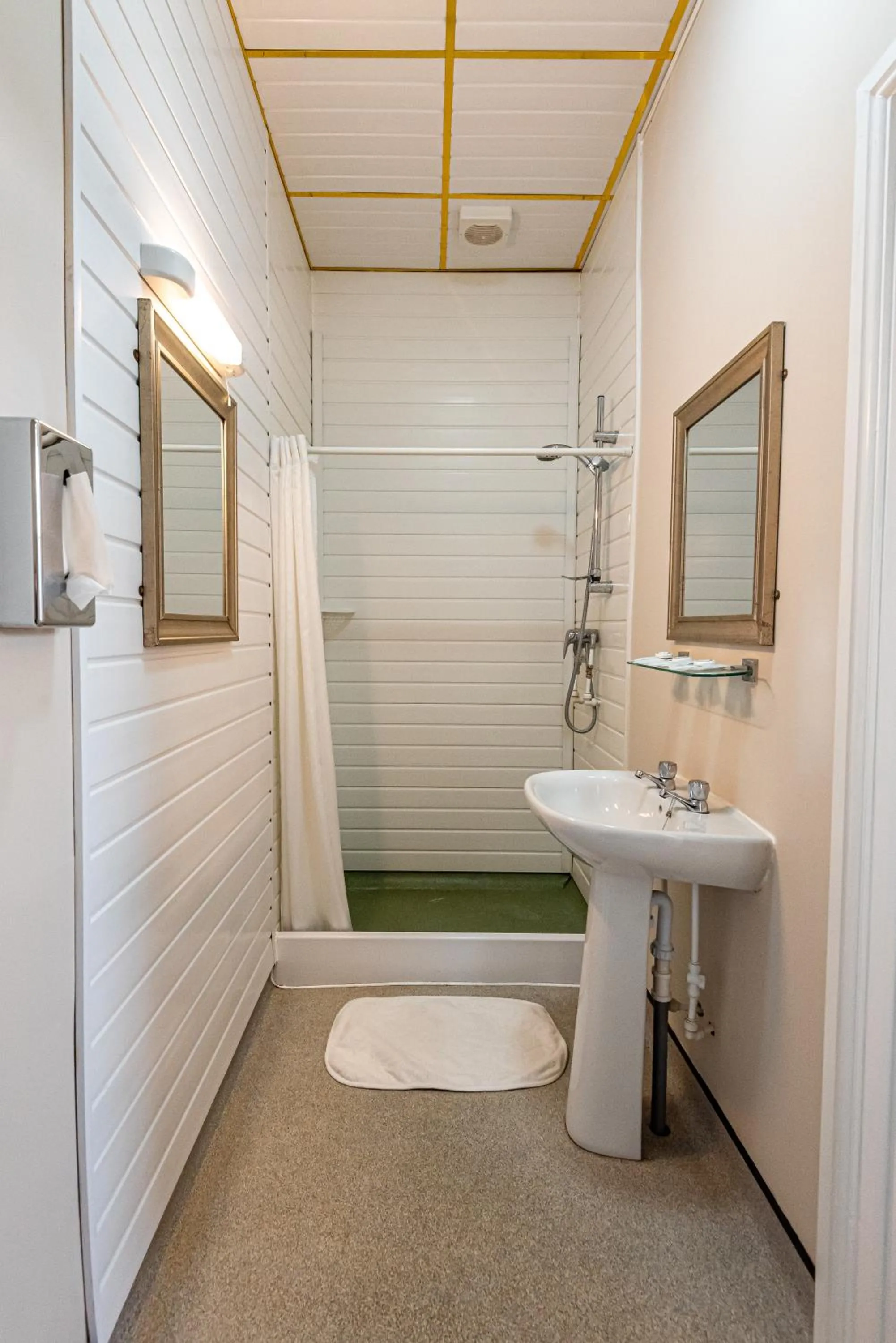 Shower in Aarondale Guest House
