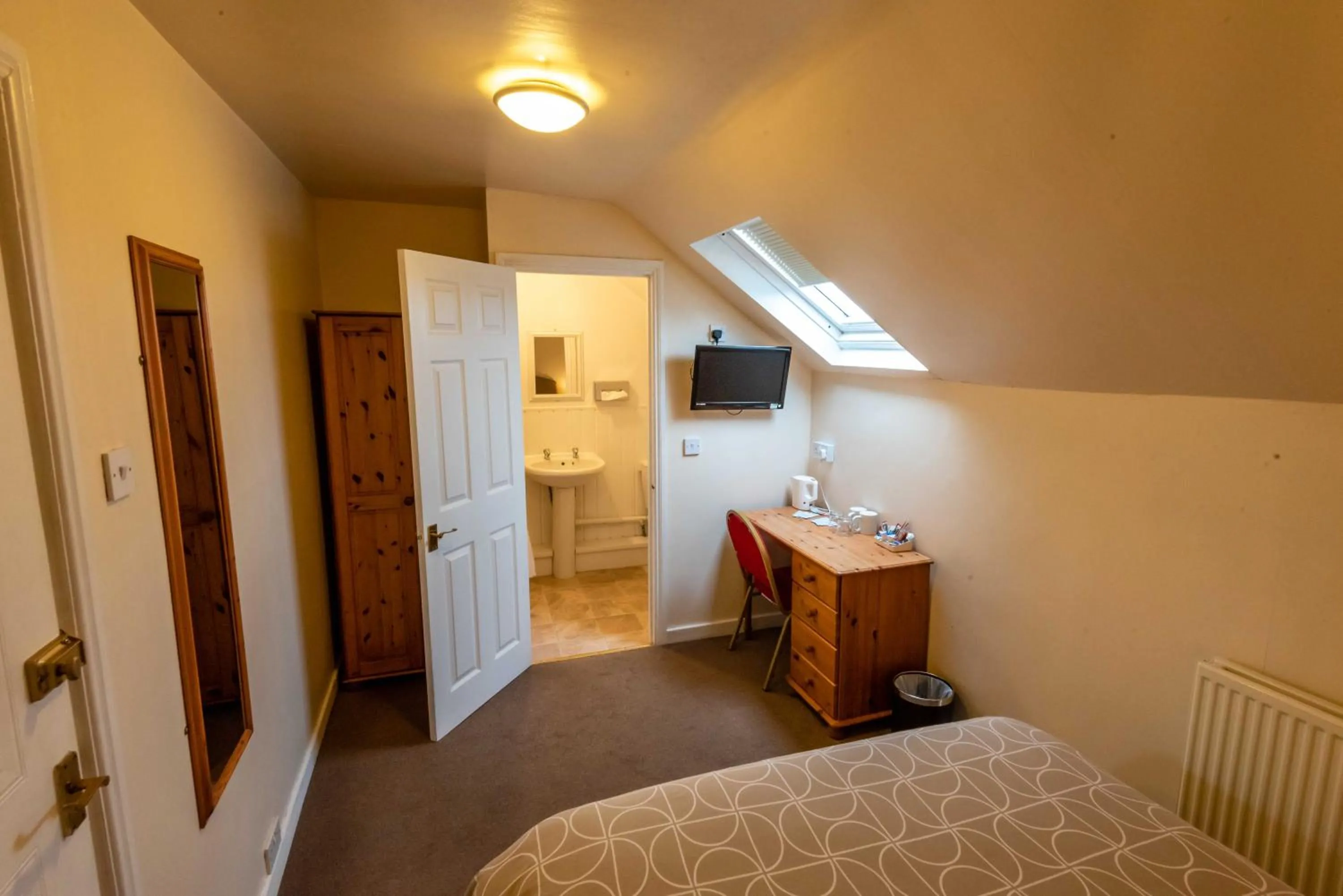 Photo of the whole room, Bed in Aarondale Guest House