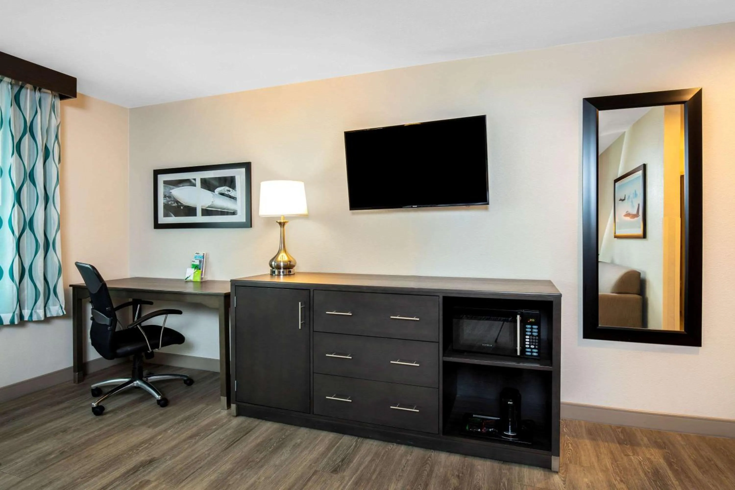 TV and multimedia in La Quinta Inn & Suites by Wyndham Las Vegas Nellis