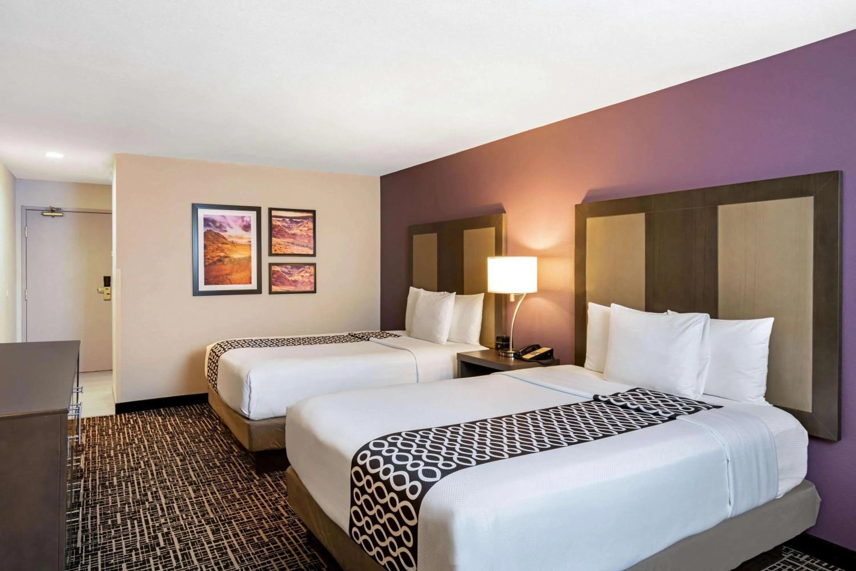 Photo of the whole room, Bed in La Quinta Inn & Suites by Wyndham Las Vegas Nellis