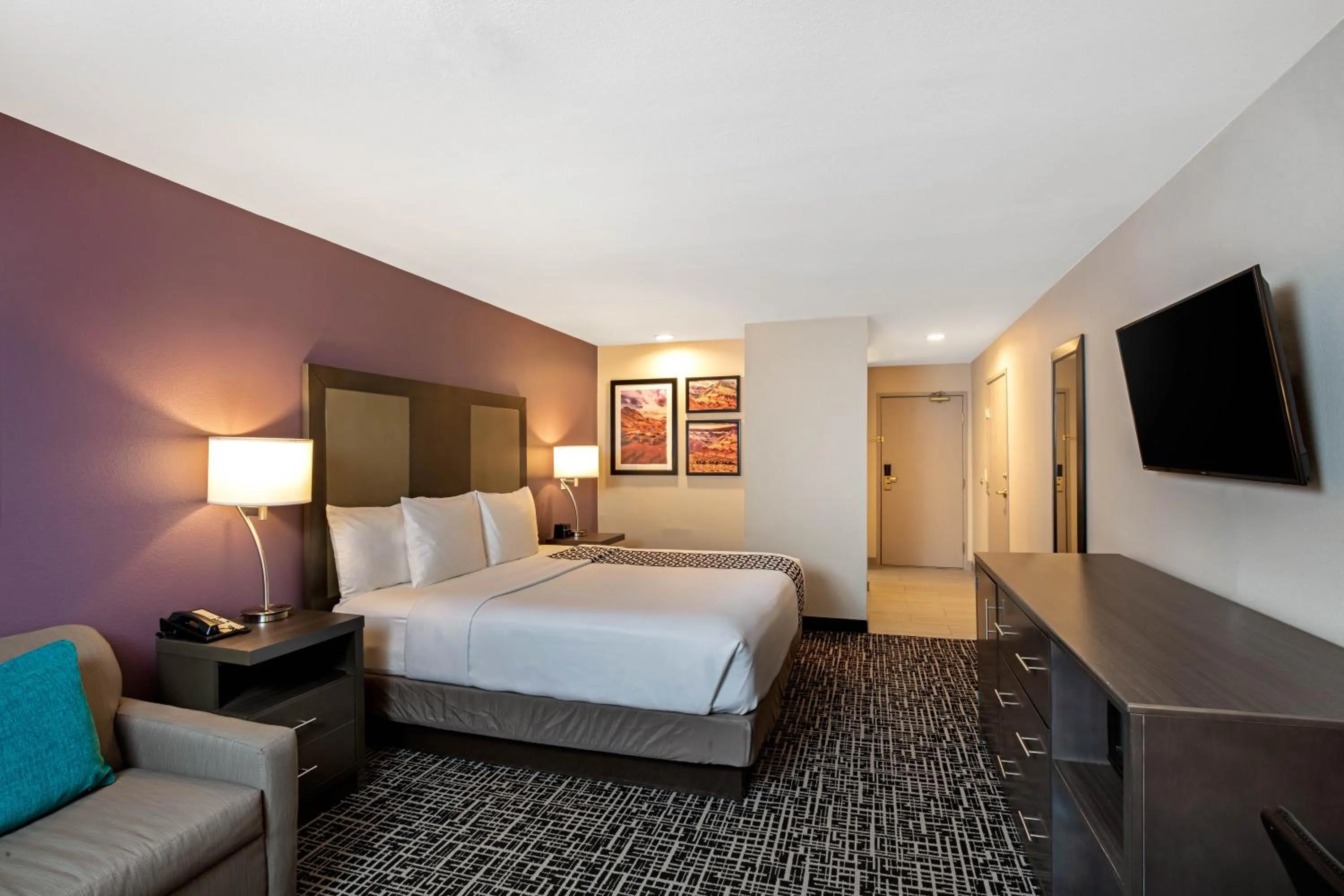 Photo of the whole room, Bed in La Quinta Inn & Suites by Wyndham Las Vegas Nellis