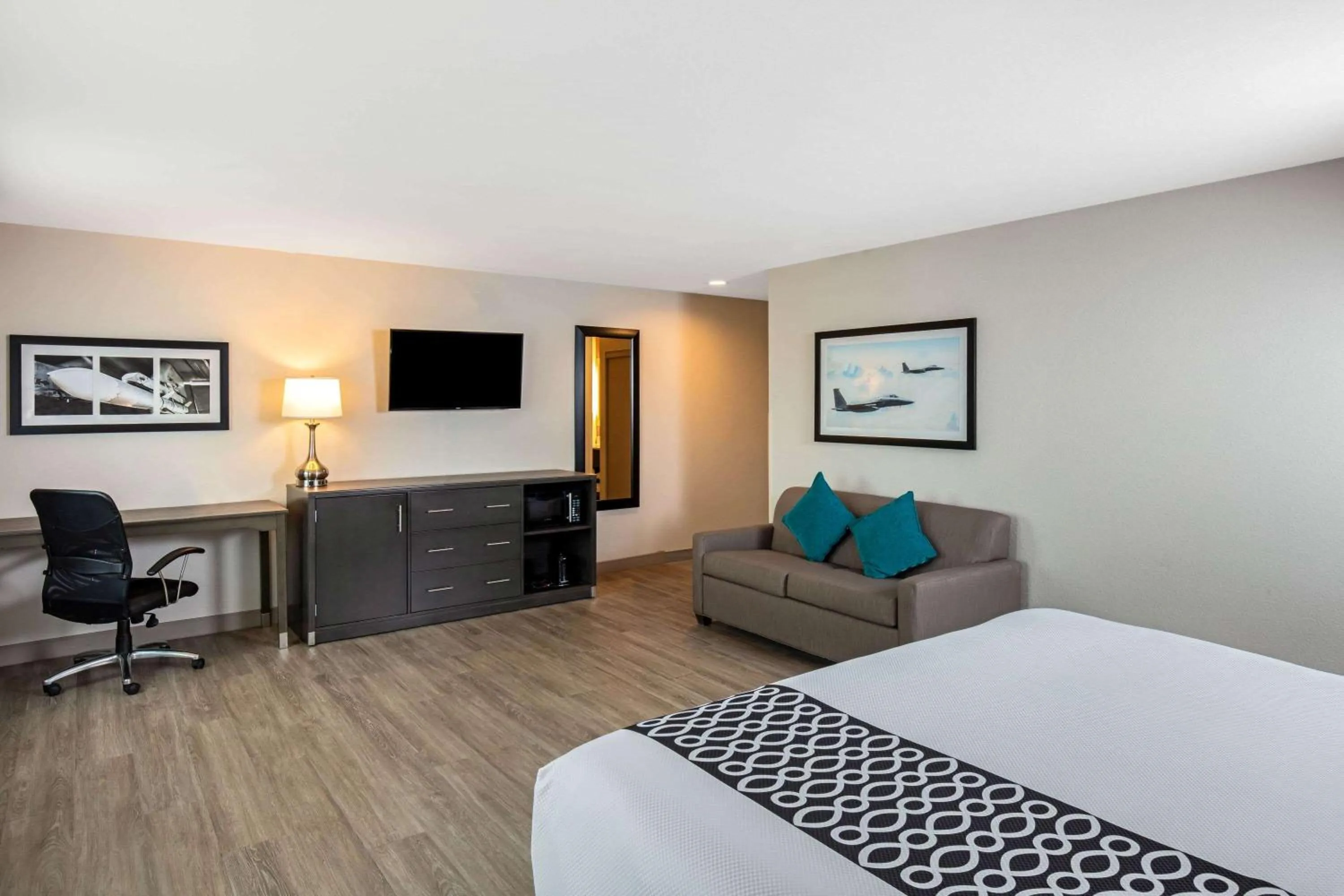 TV and multimedia, Bed in La Quinta Inn & Suites by Wyndham Las Vegas Nellis