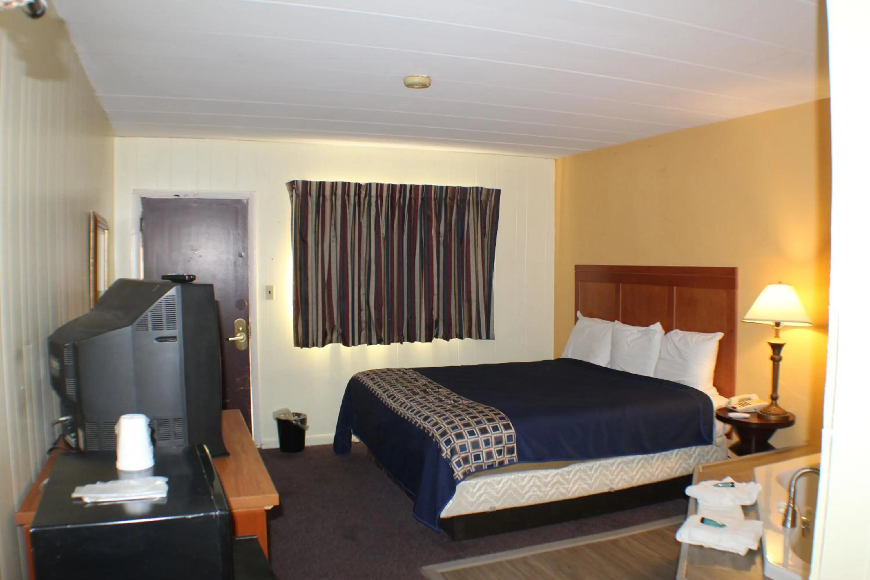 Bed in Americas Best Value Inn Geneva