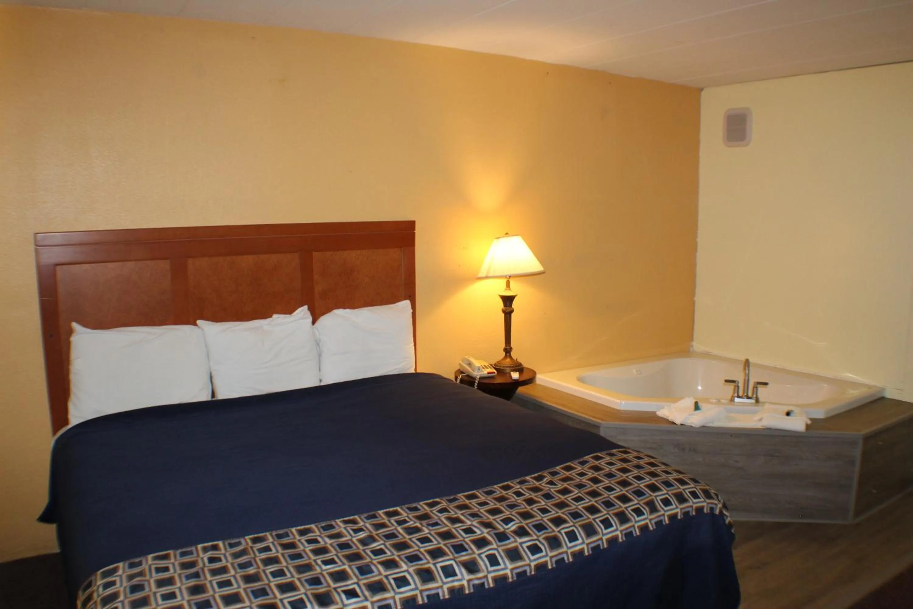 Bed in Americas Best Value Inn Geneva