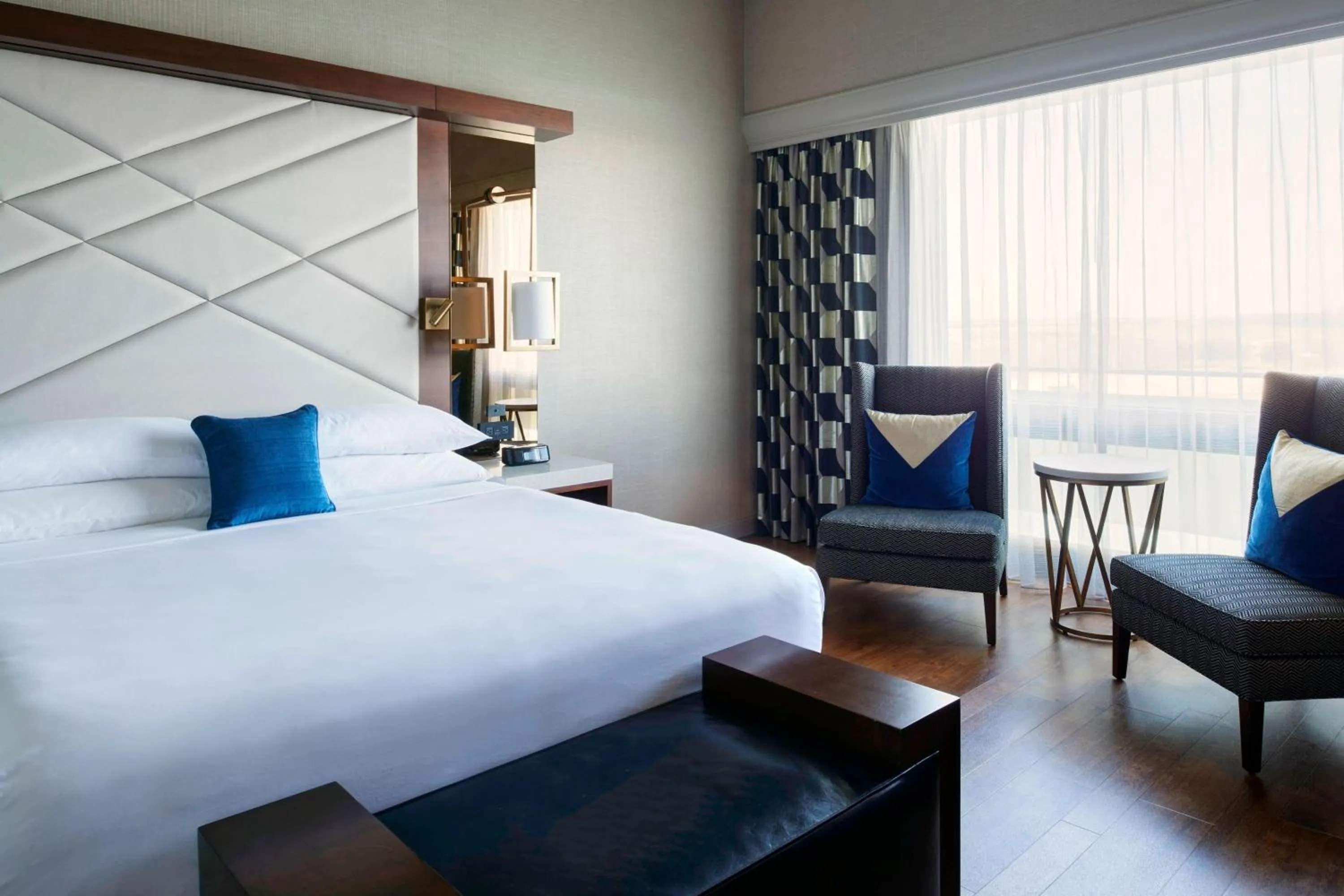 Bedroom, Bed in Kansas City Airport Marriott