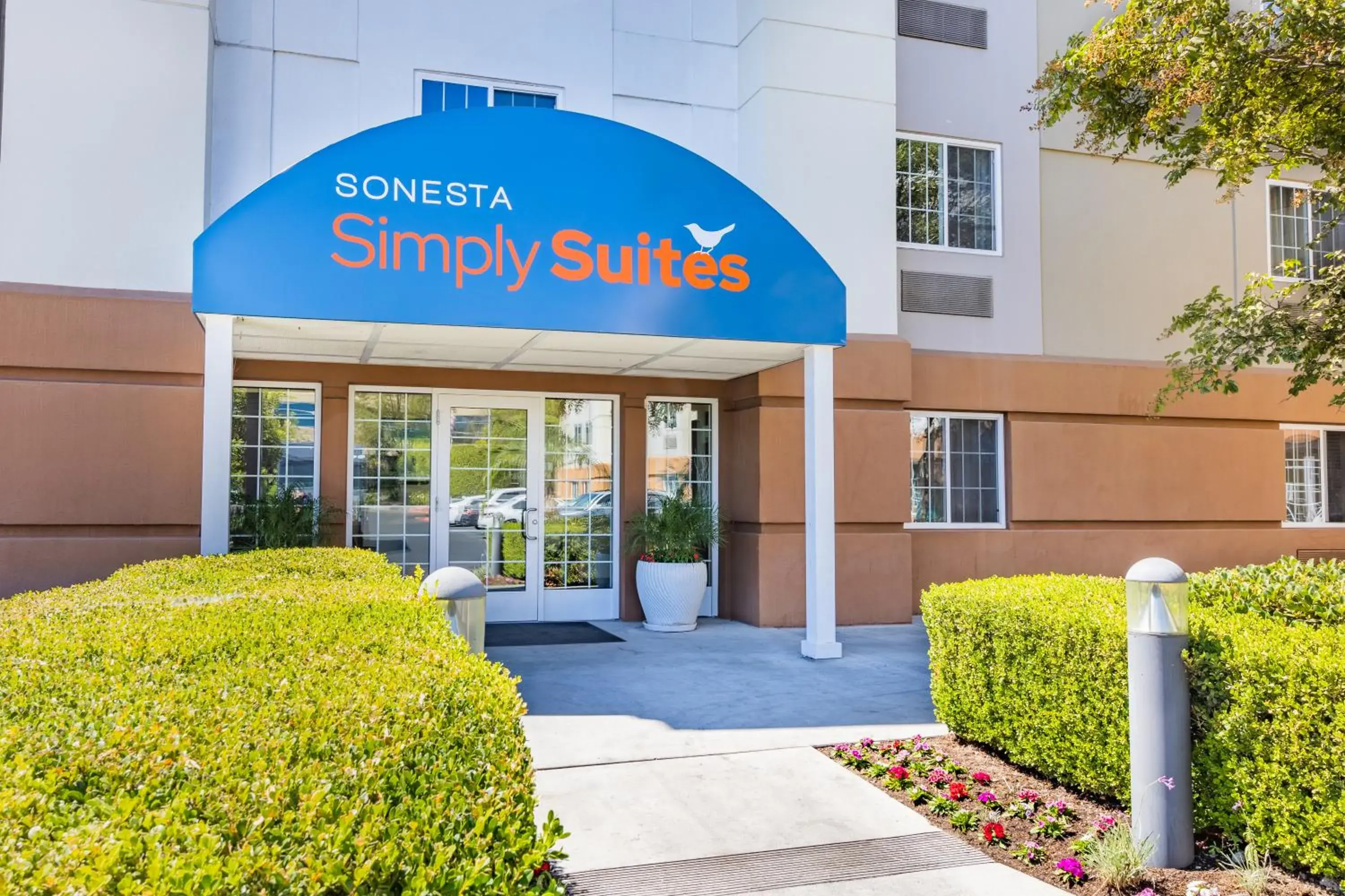 Property building in Sonesta Simply Suites Memphis East Poplar Pike Property building in Sonesta Simply Suites Memphis East Poplar Pike