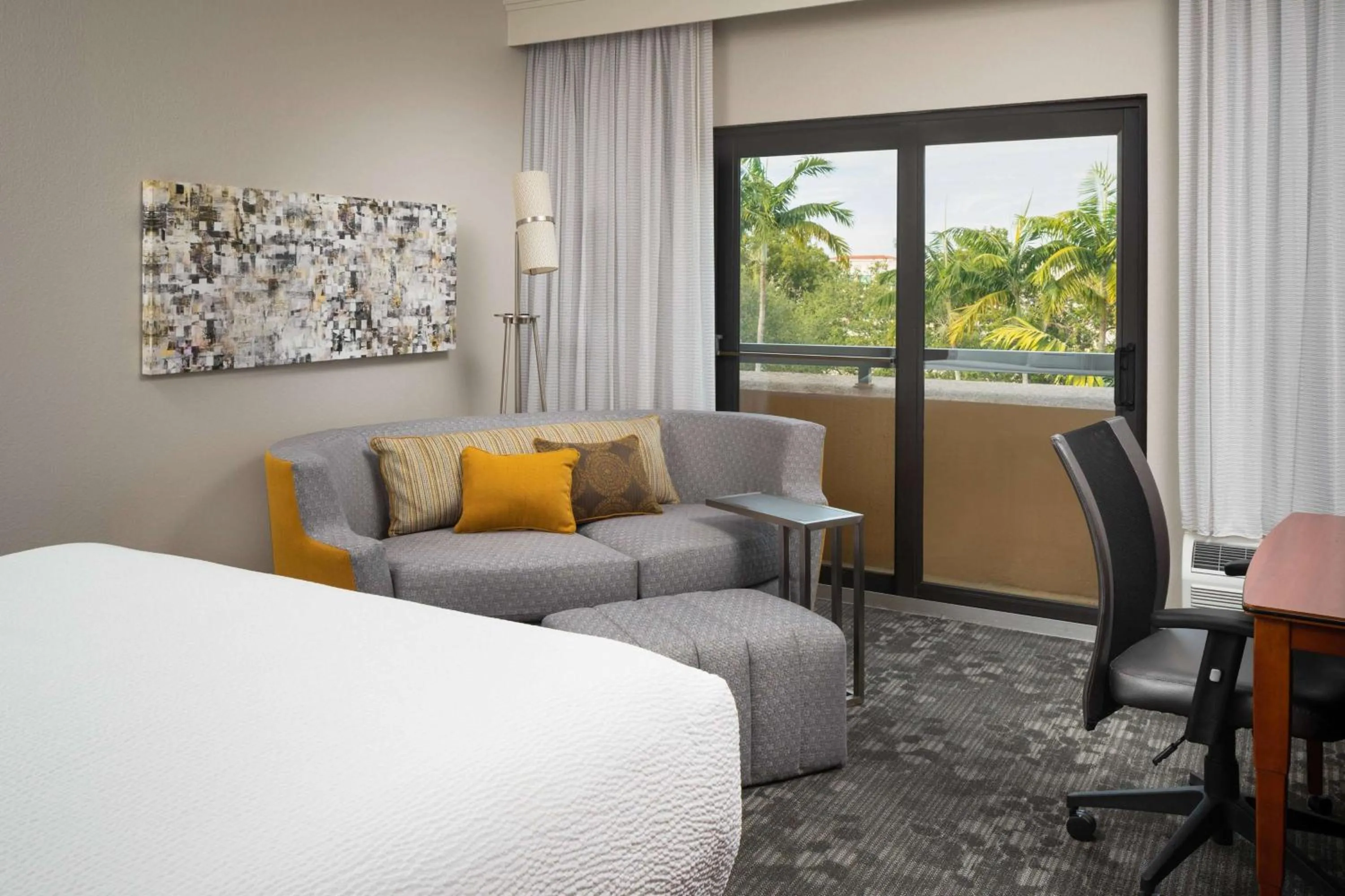 Photo of the whole room, Bed in Sonesta Select Miami Lakes