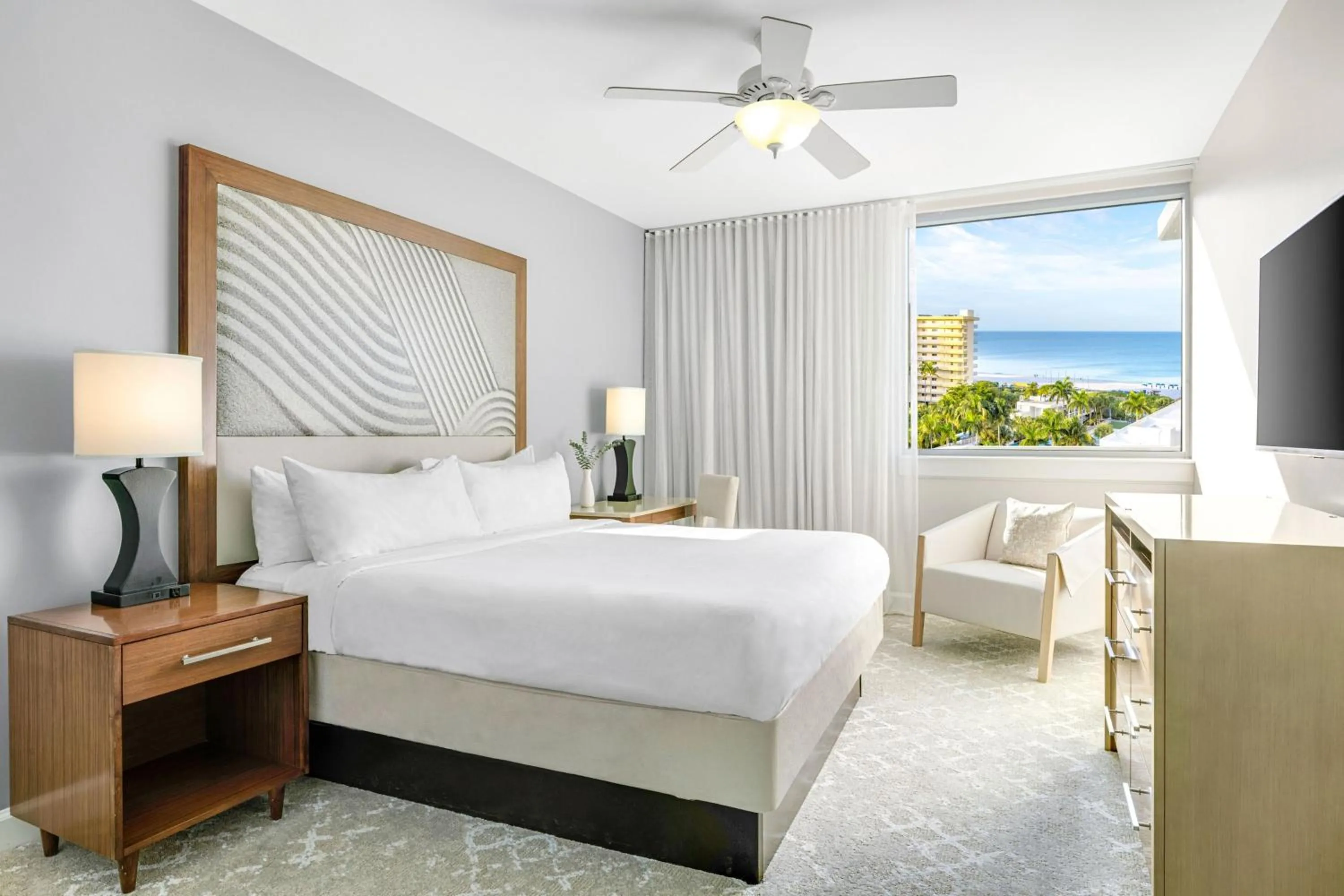 Swimming pool, Bed in Marriott's Crystal Shores