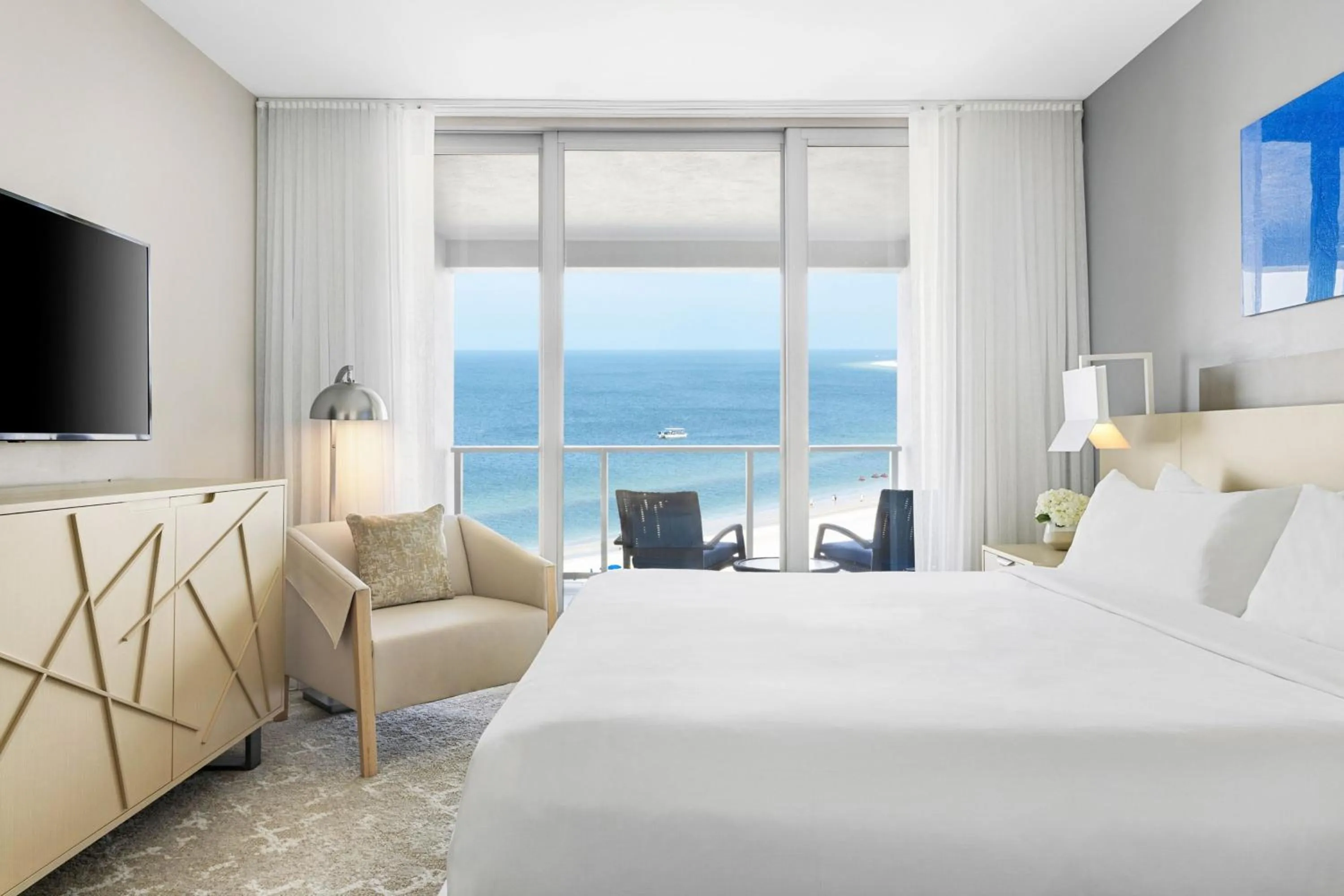 Bedroom, Bed in Marriott's Crystal Shores