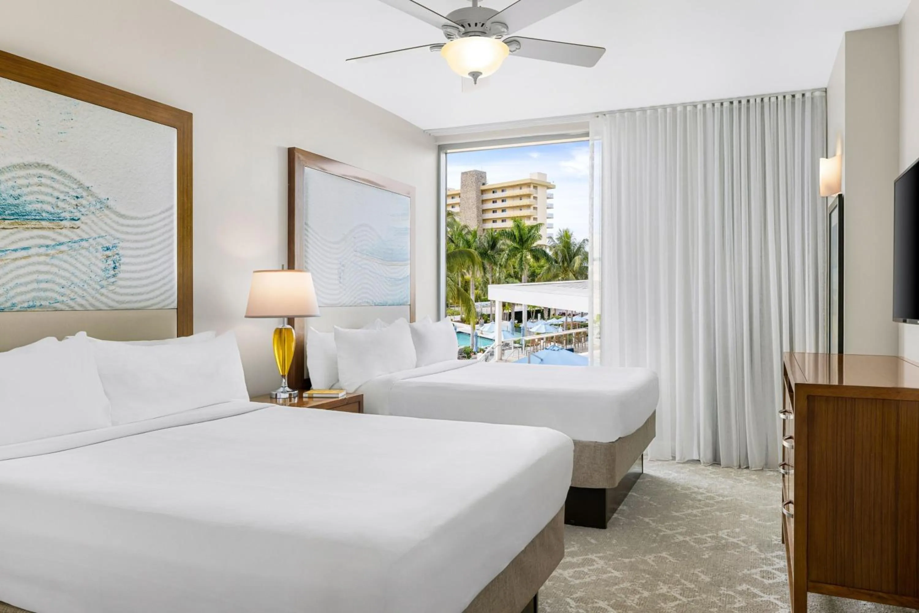 Swimming pool, Bed in Marriott's Crystal Shores
