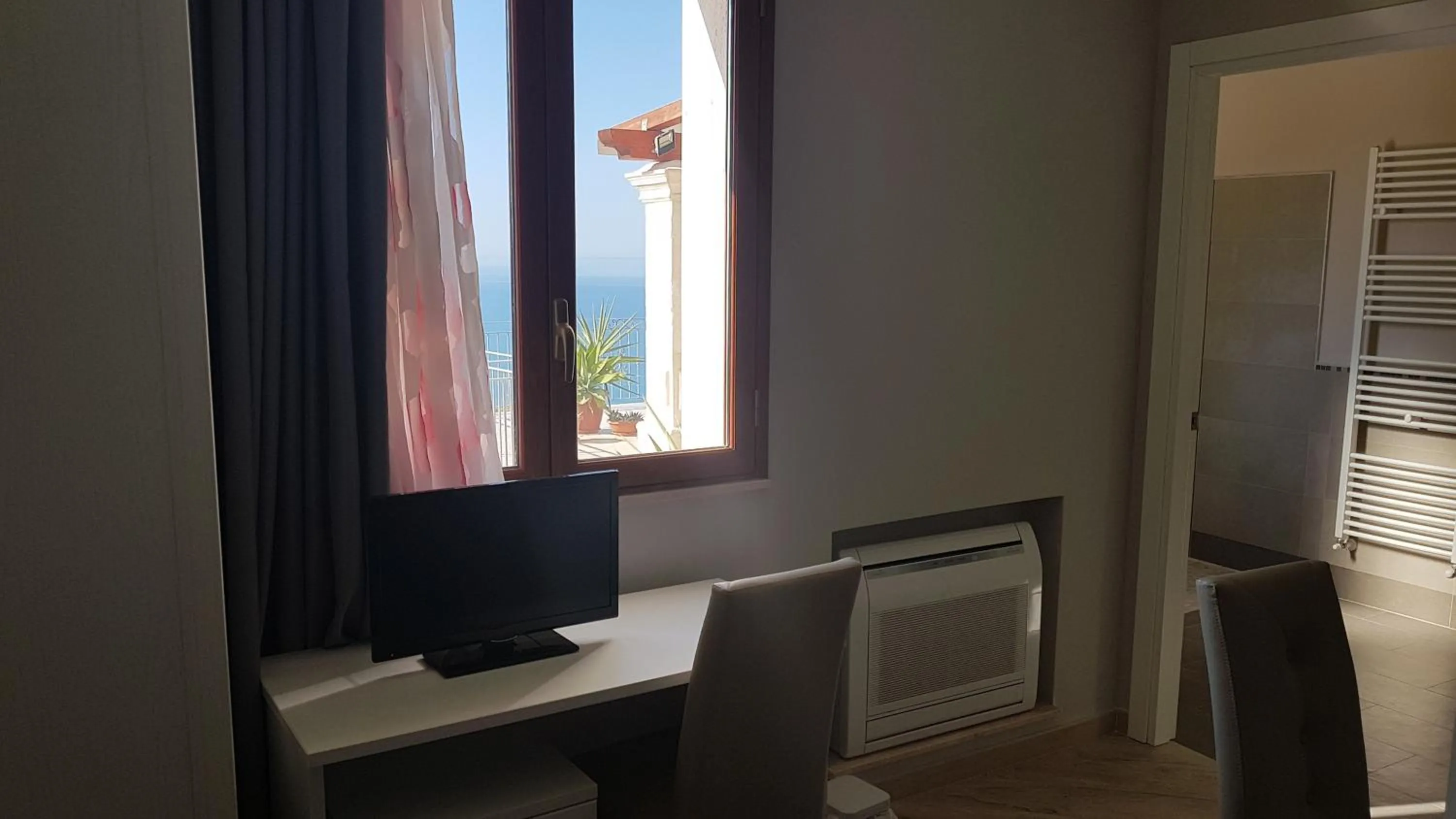 King Room with Roll-In Shower - single occupancy - Disability Access in B&B Terrazze Chiaramontane Exclusive Resort