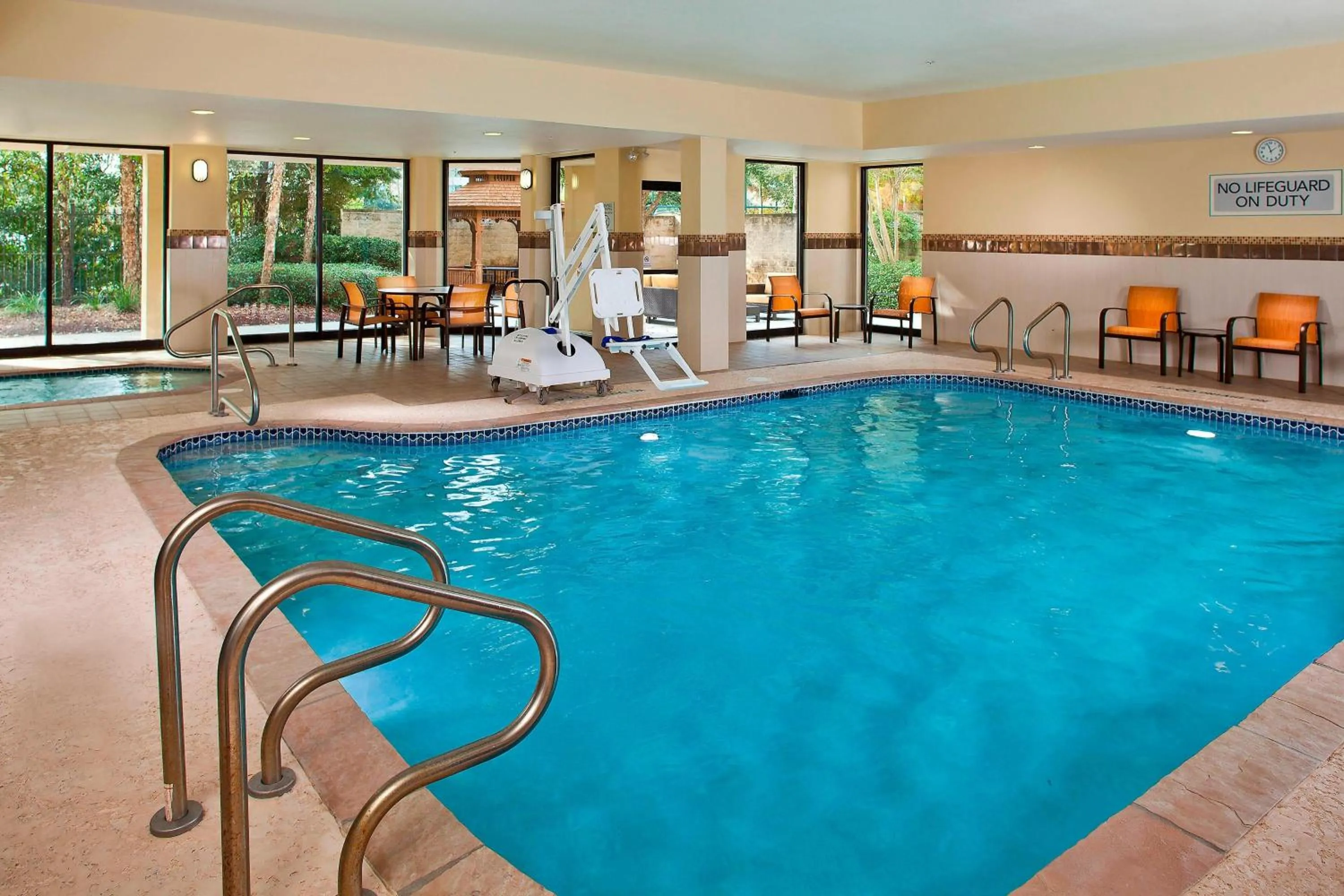 Swimming pool in Courtyard by Marriott Covington / Mandeville