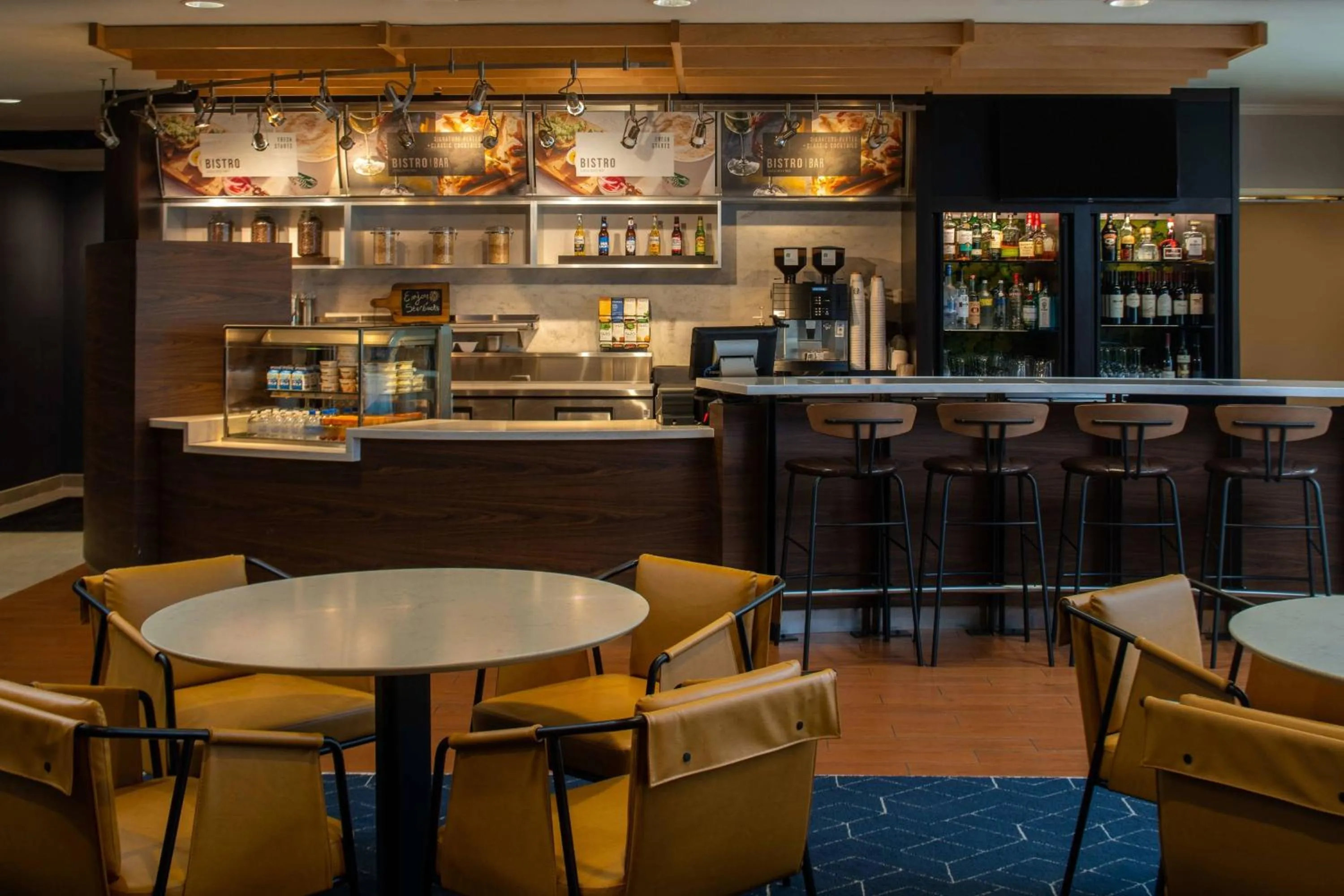 Restaurant/places to eat in Courtyard by Marriott Covington / Mandeville