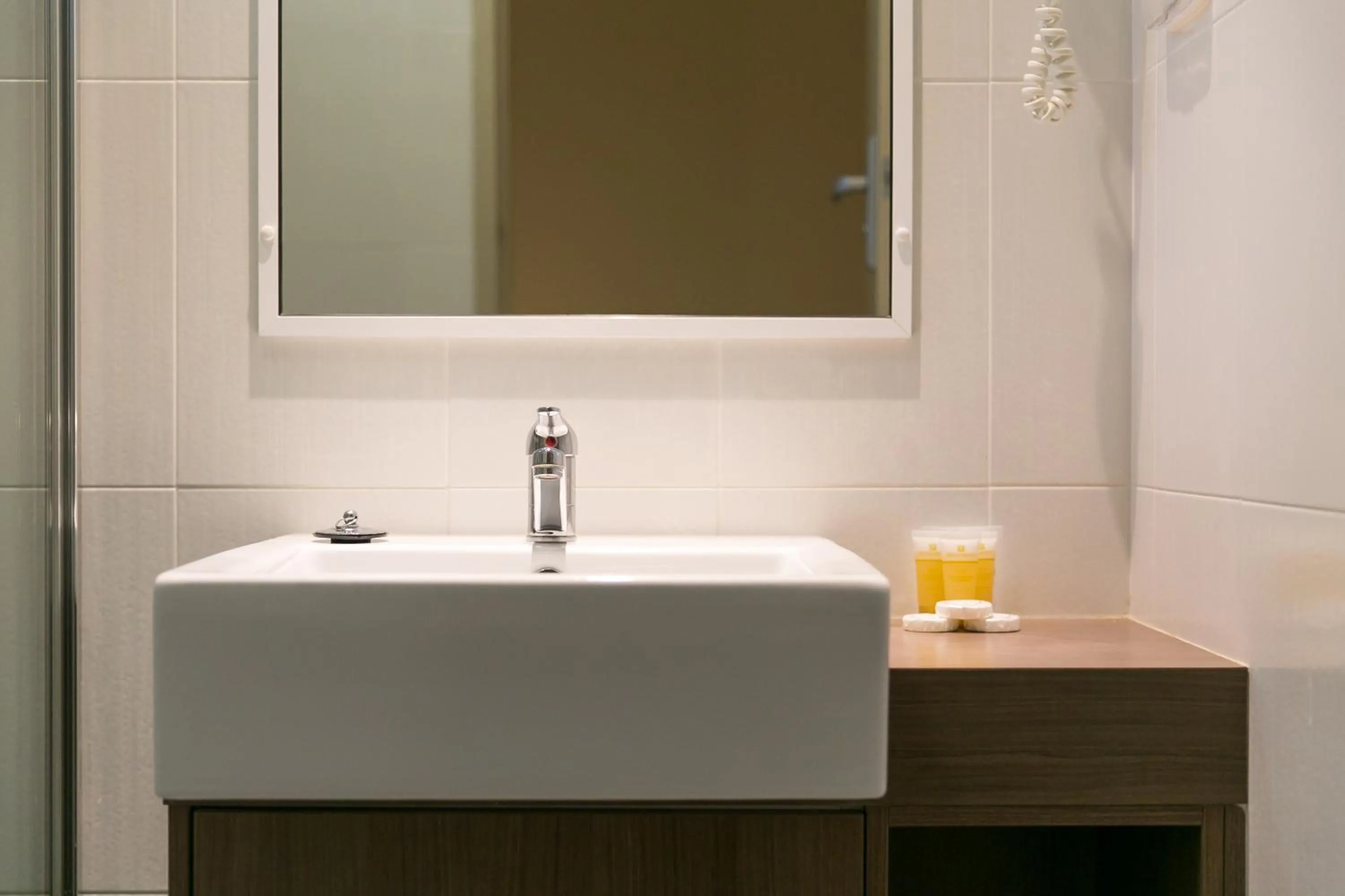 Bathroom in Cessnock Motel