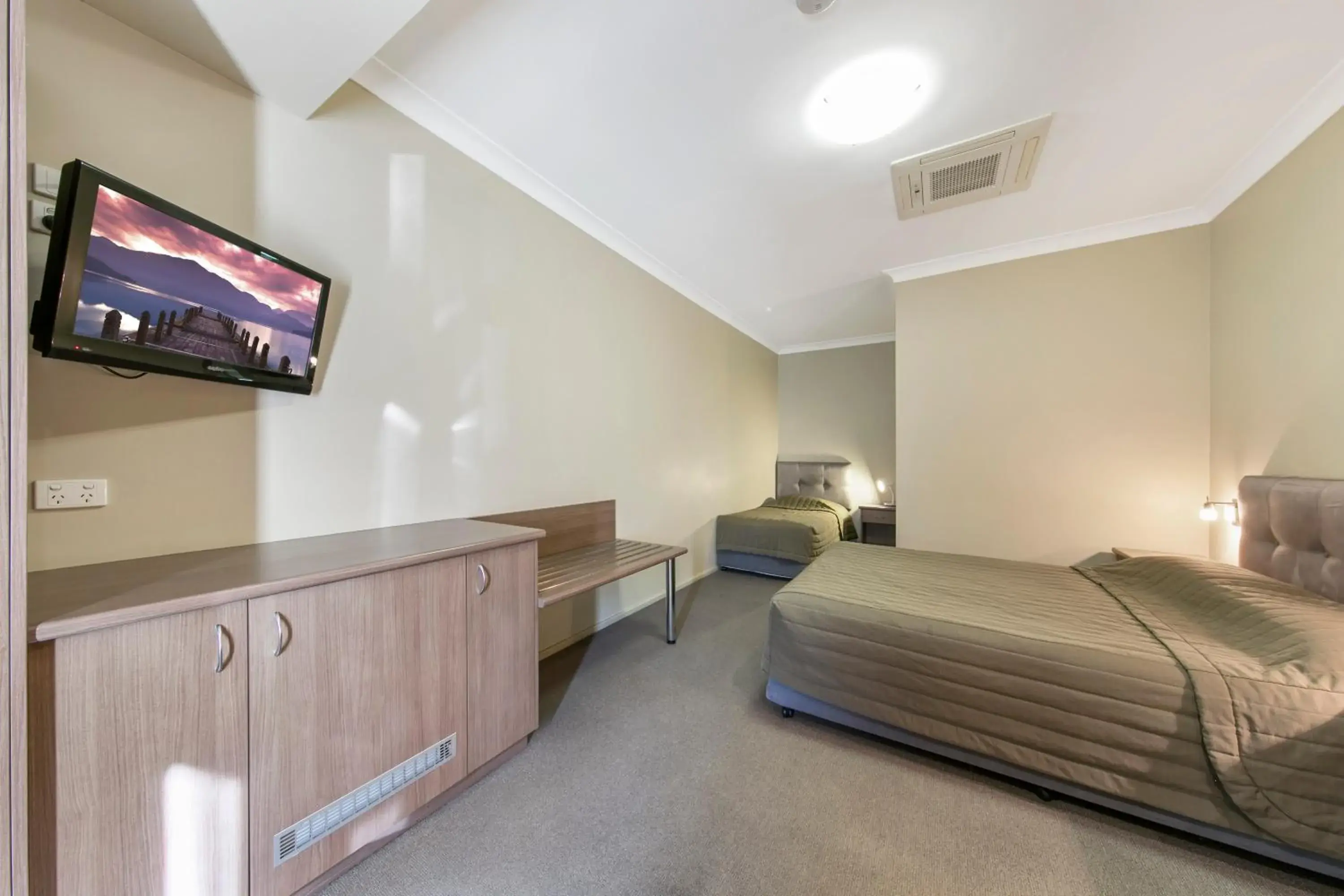 TV and multimedia, Bed in Cessnock Motel TV and multimedia, Bed in Cessnock Motel