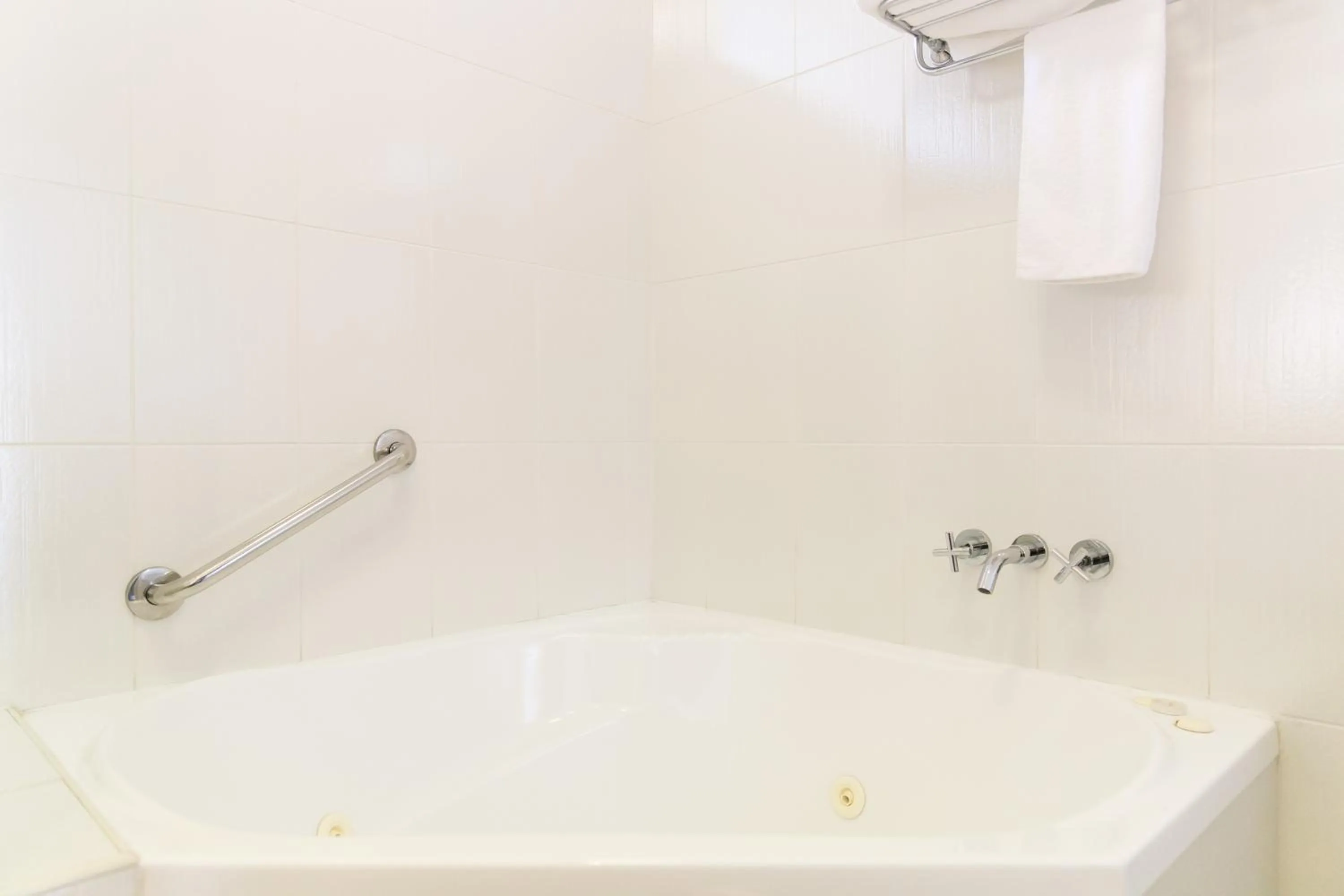 Bathroom in Cessnock Motel