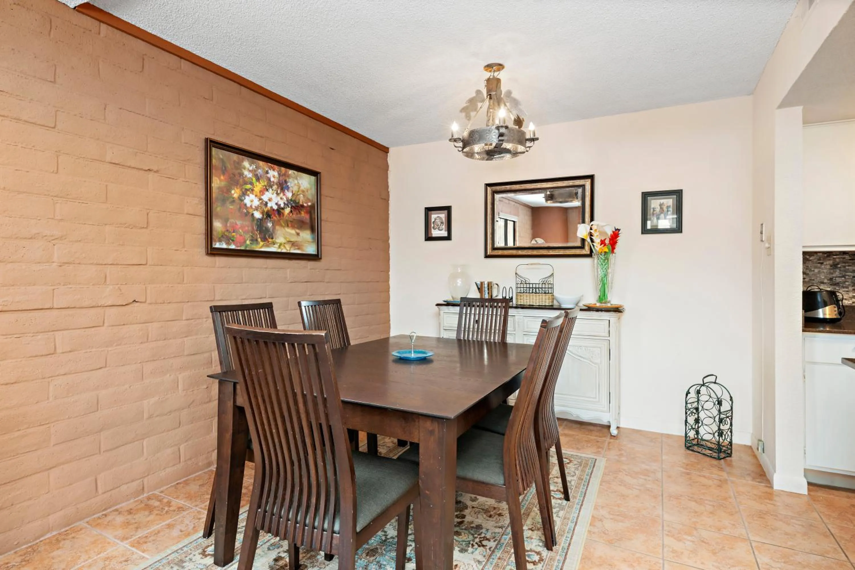 Dining area in Fort Marcy Suites by All Seasons Resort Lodging