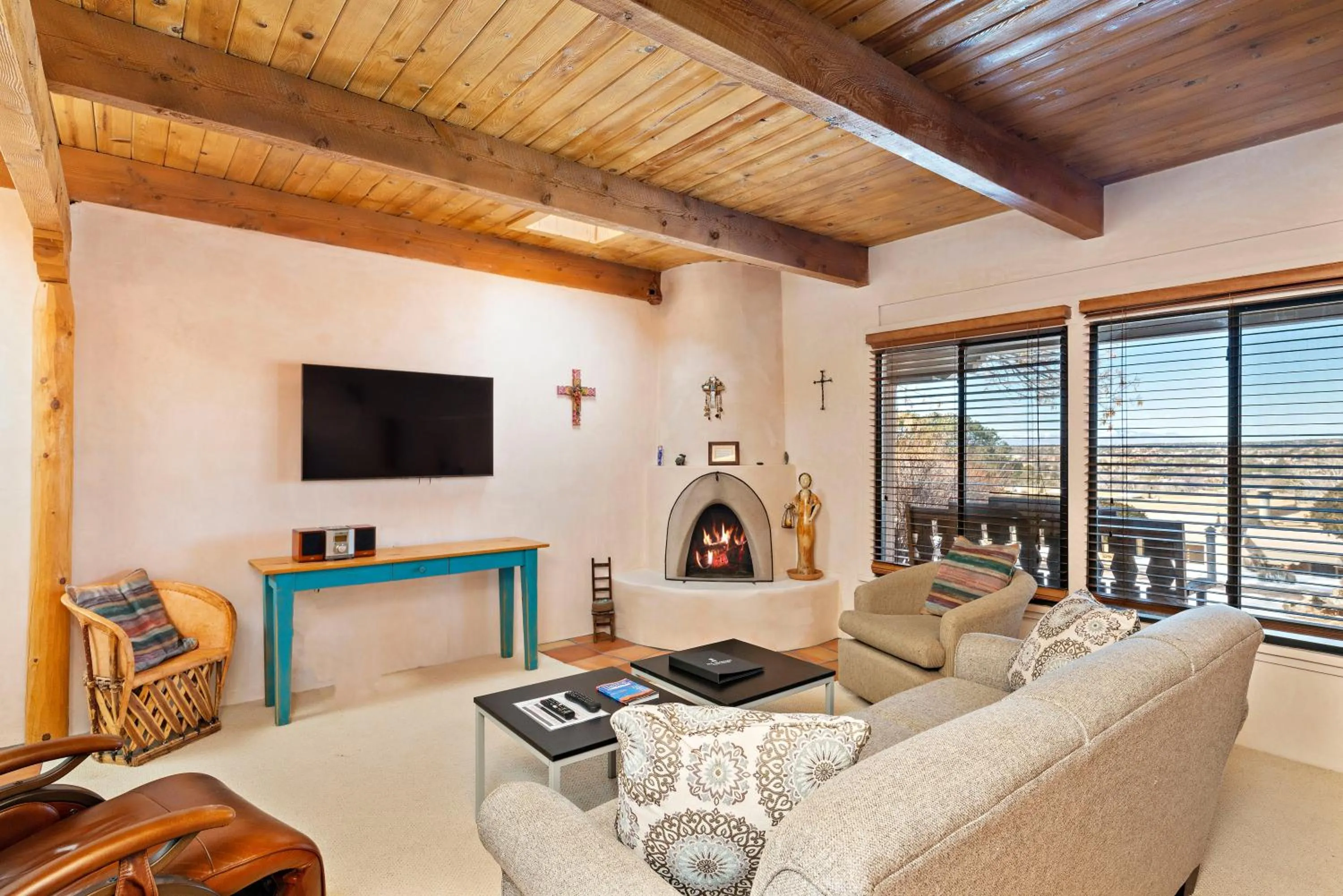 TV and multimedia in Fort Marcy Suites by All Seasons Resort Lodging