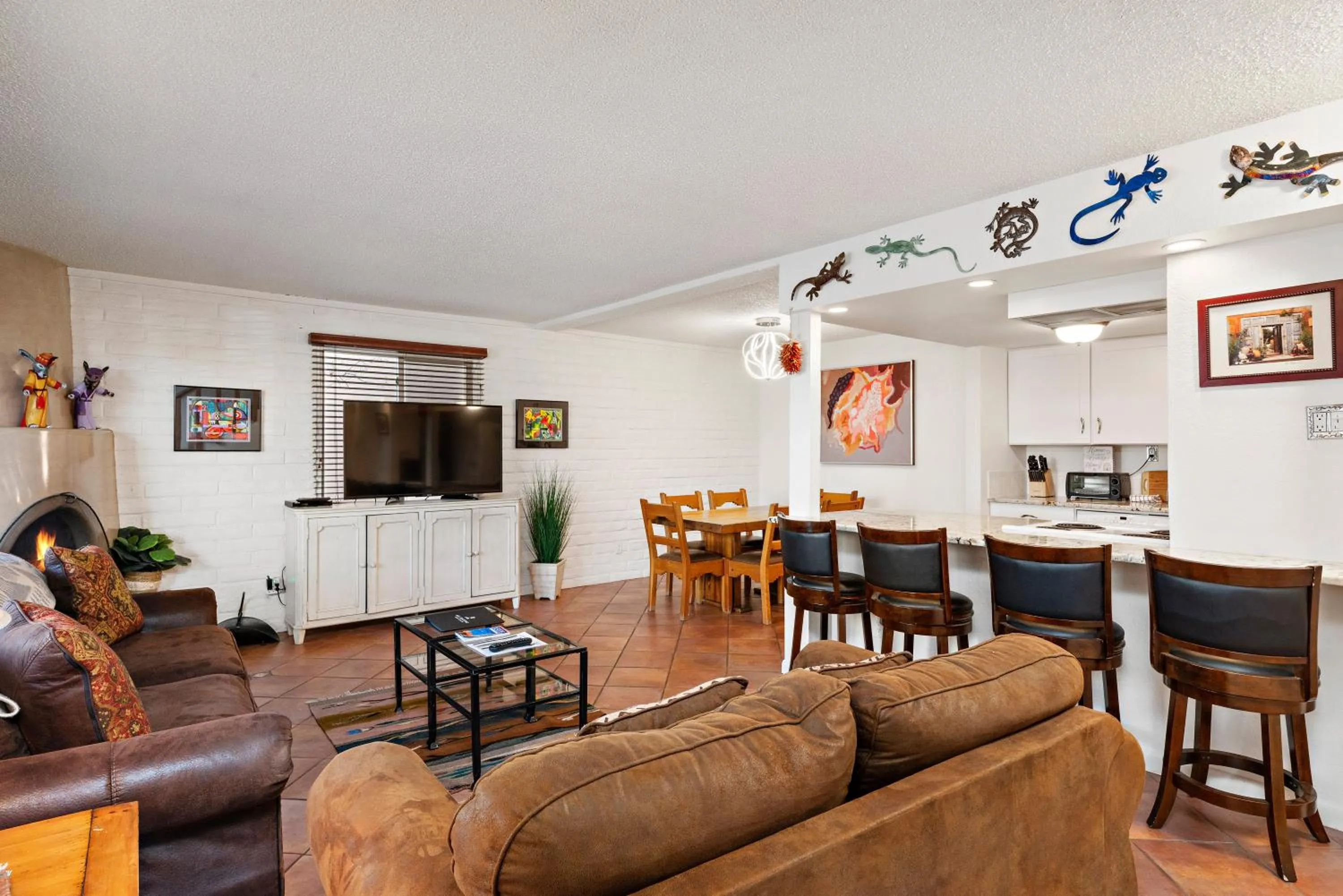 TV and multimedia in Fort Marcy Suites by All Seasons Resort Lodging