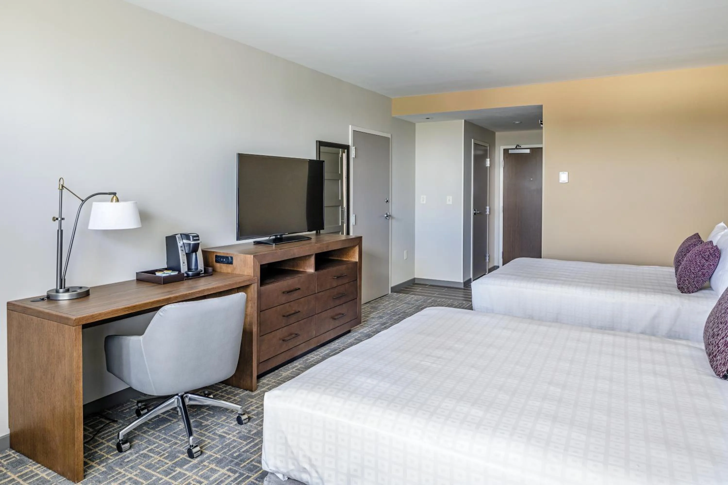 Bed in Hotel Madison & Shenandoah Conference Ctr.