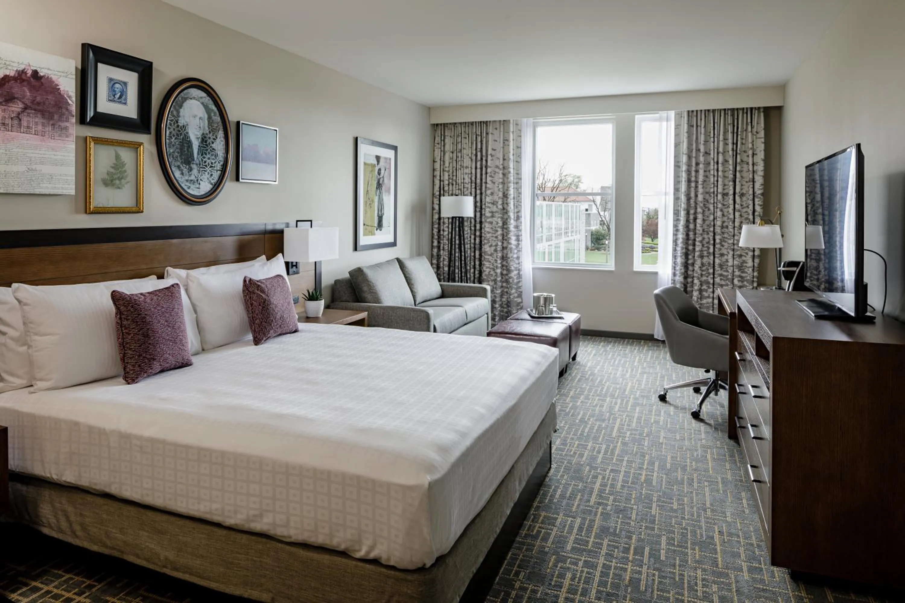 Seating area, Bed in Hotel Madison & Shenandoah Conference Ctr.