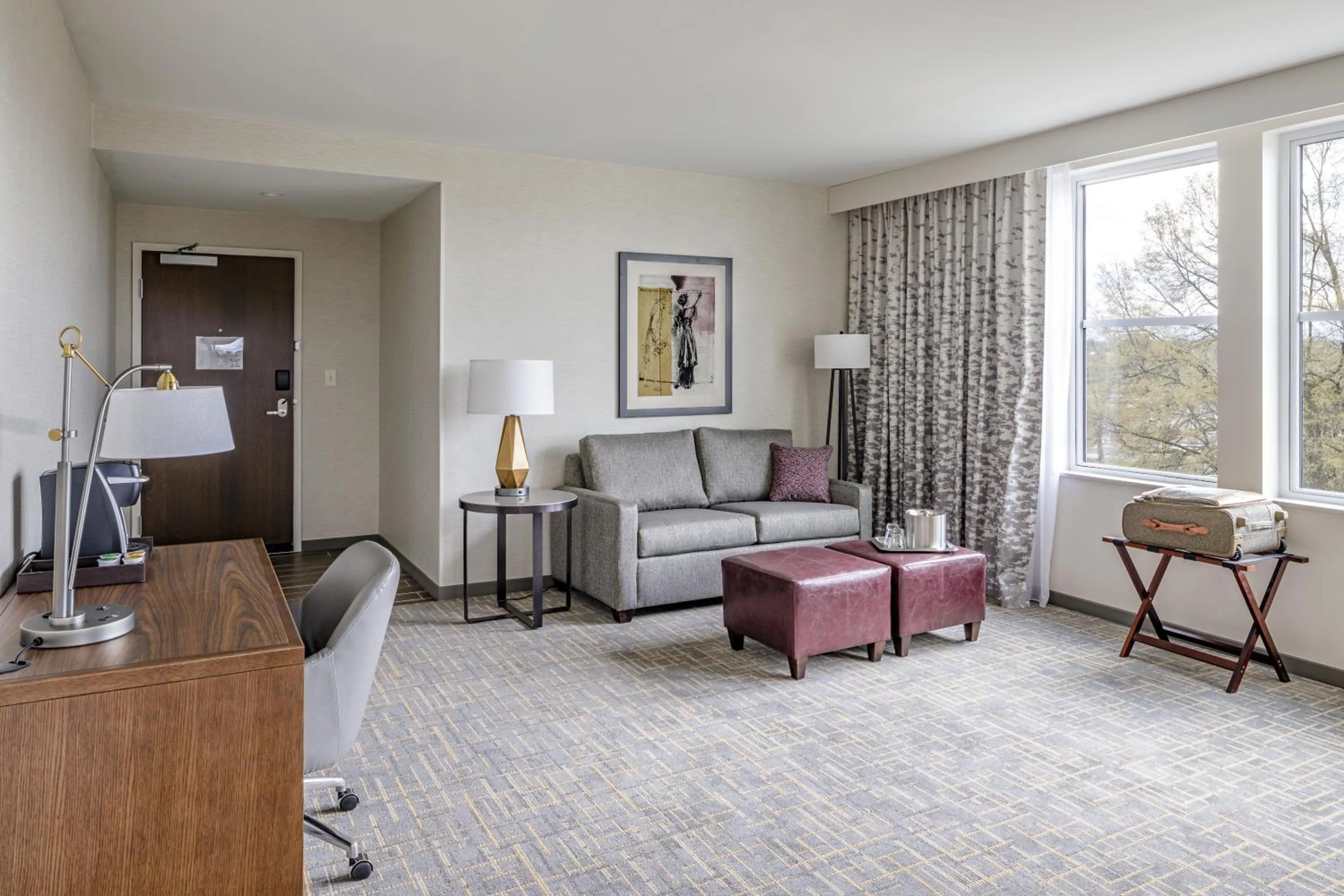Living room in Hotel Madison & Shenandoah Conference Ctr.