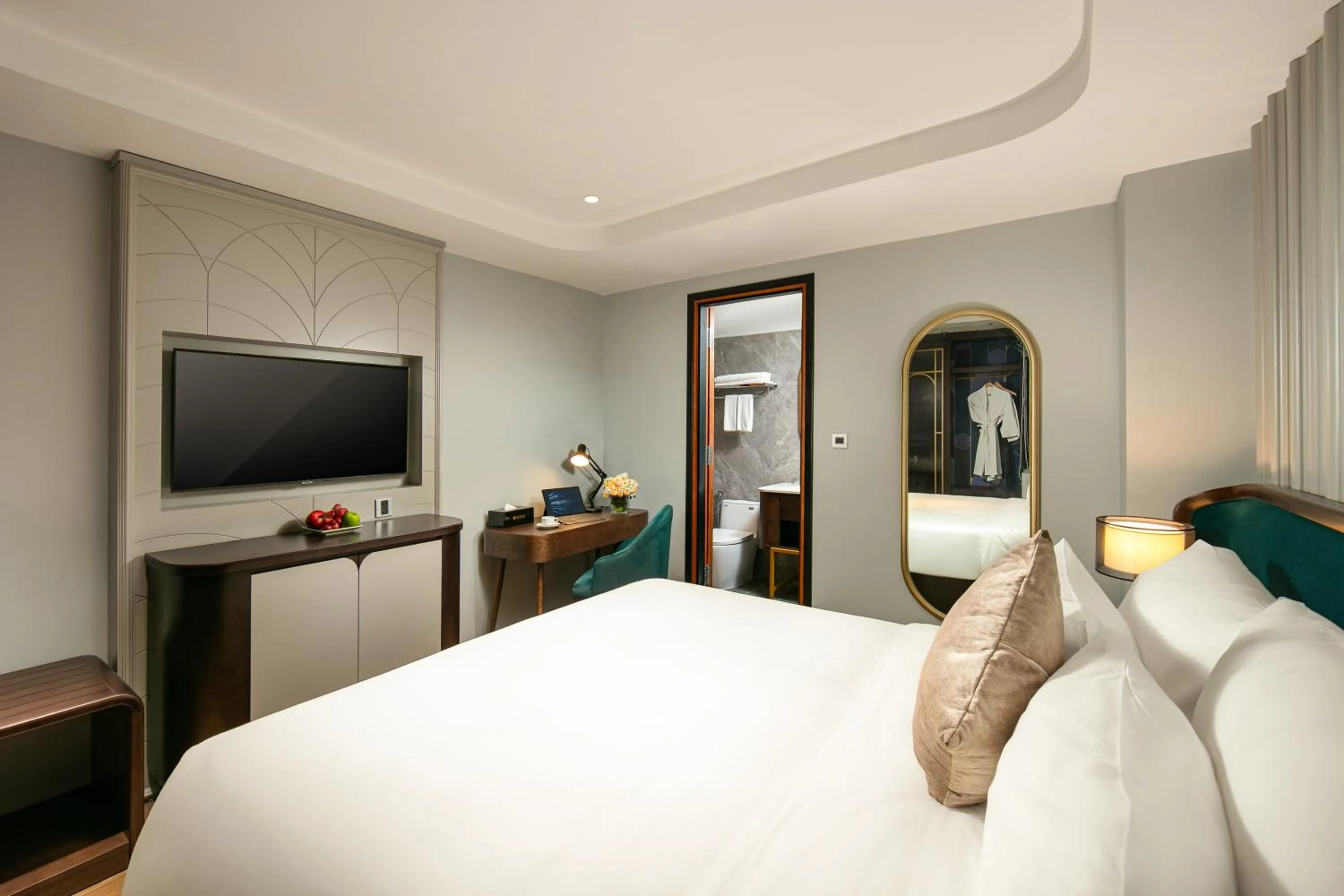 Bed in MAY DE VILLE Lakeside Hotel