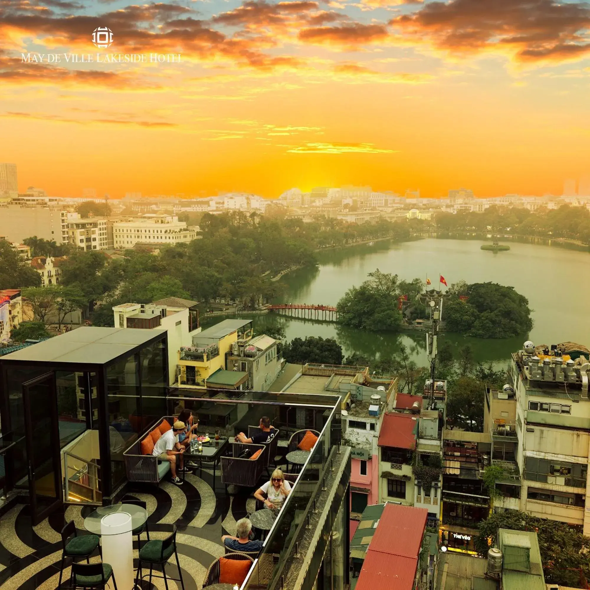 Lounge or bar in MAY DE VILLE Lakeside Hotel Lounge or bar in MAY DE VILLE Lakeside Hotel