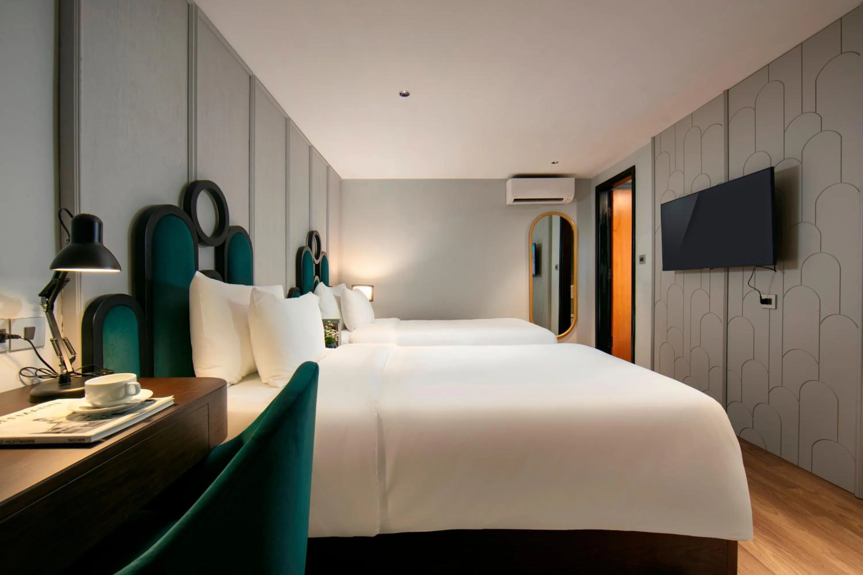 Bed in MAY DE VILLE Lakeside Hotel