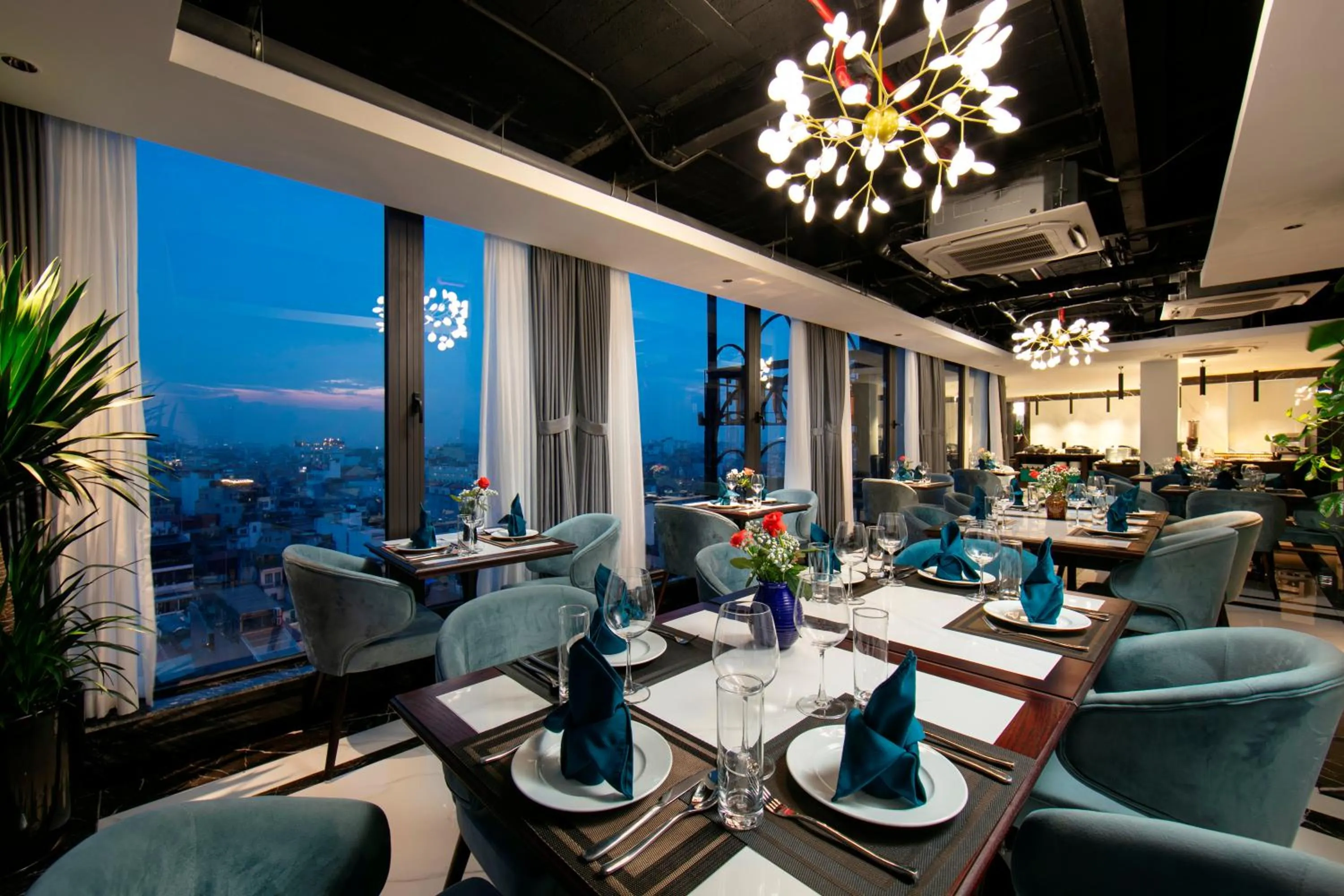 Restaurant/places to eat in MAY DE VILLE Lakeside Hotel