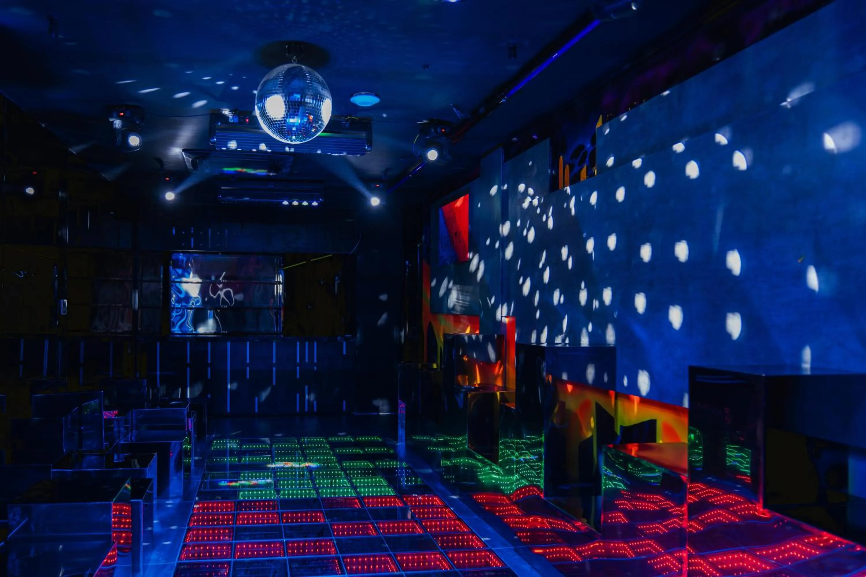 Lounge or bar in MAY DE VILLE Lakeside Hotel