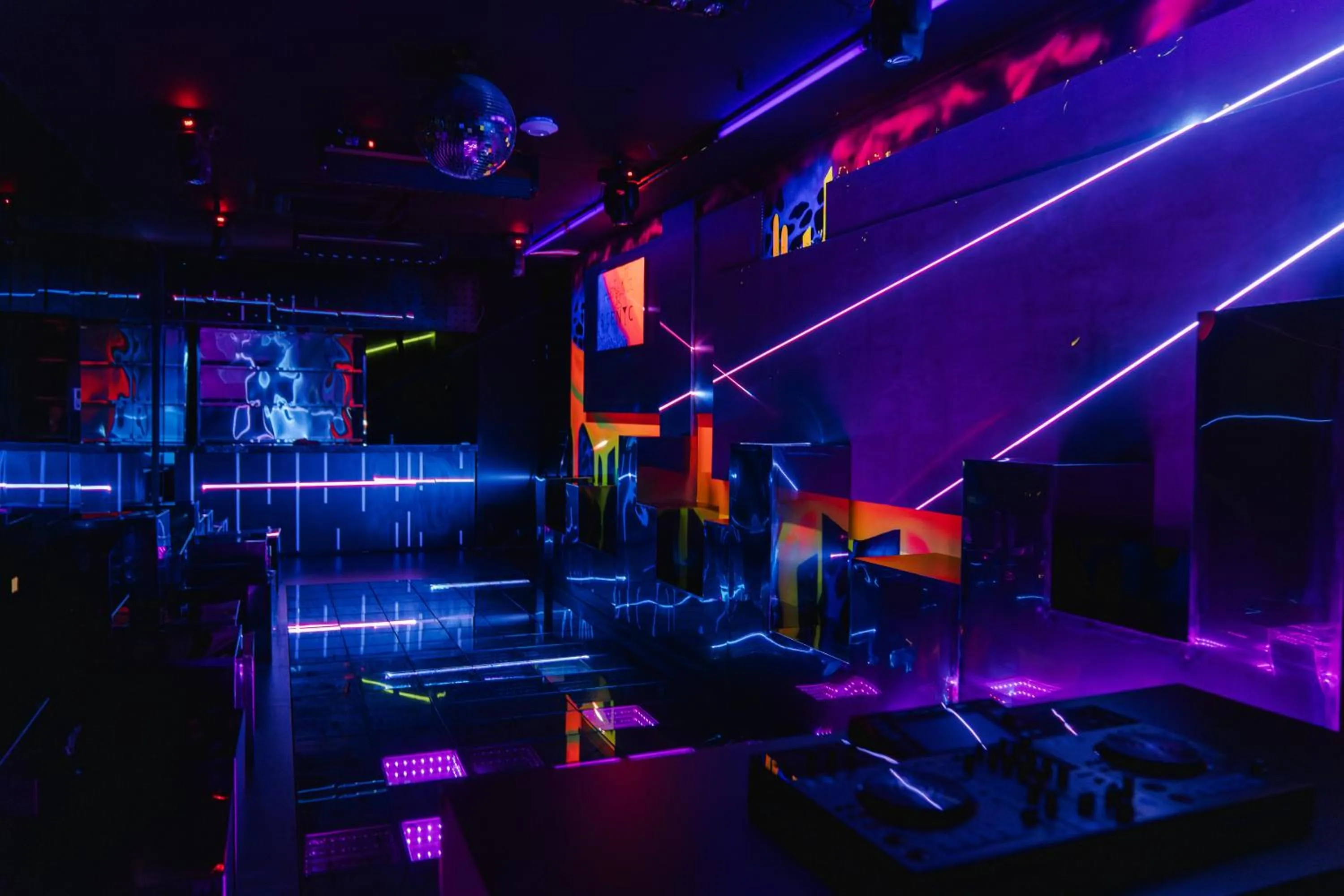 Lounge or bar in MAY DE VILLE Lakeside Hotel