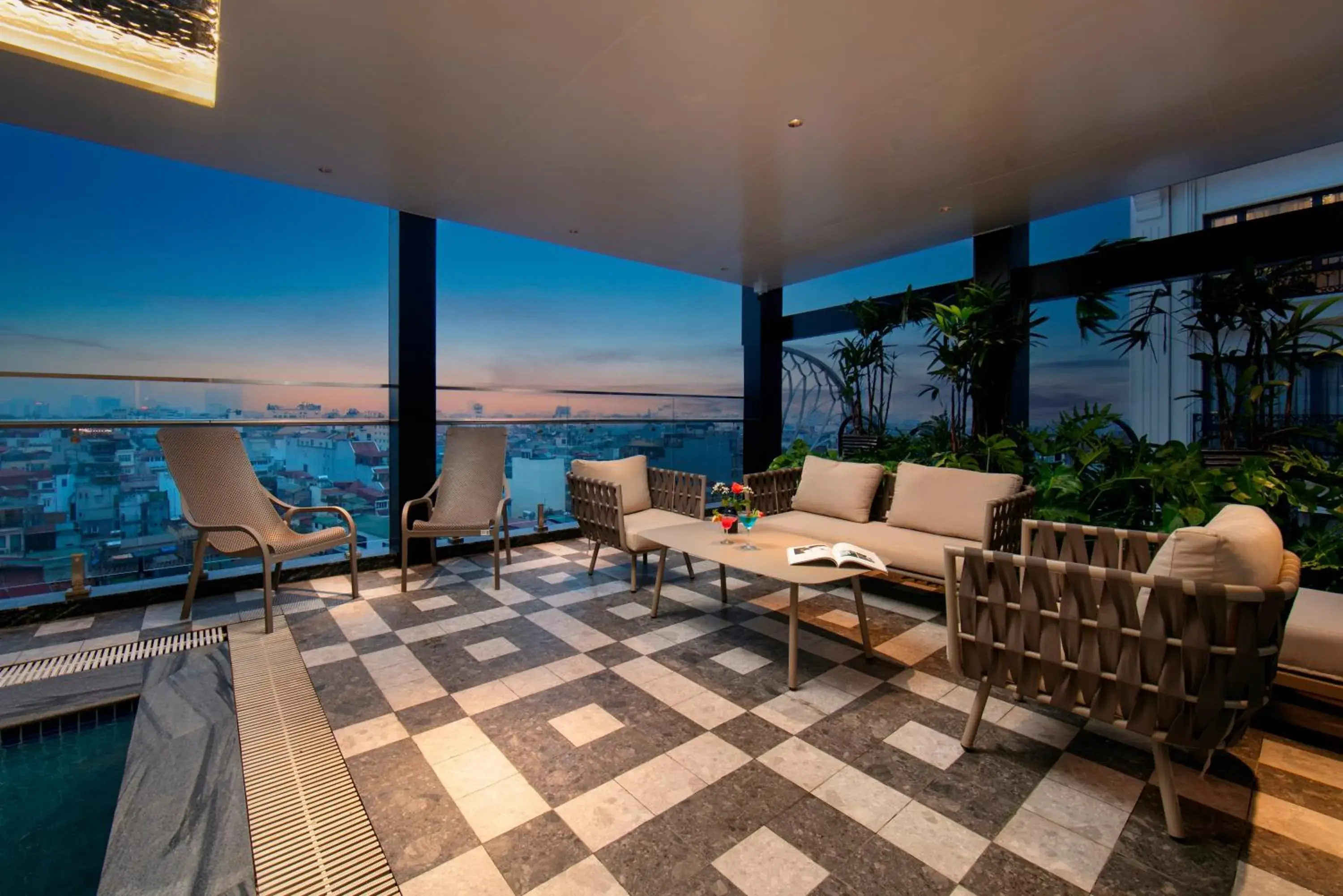 Swimming pool in MAY DE VILLE Lakeside Hotel Swimming pool in MAY DE VILLE Lakeside Hotel