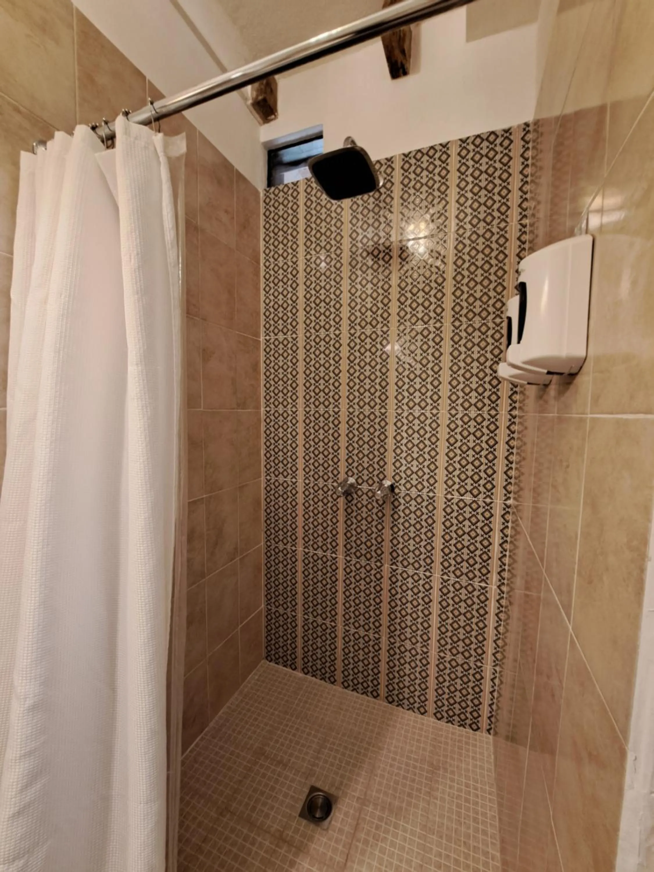 Bathroom in Yellow House Hostel B&B