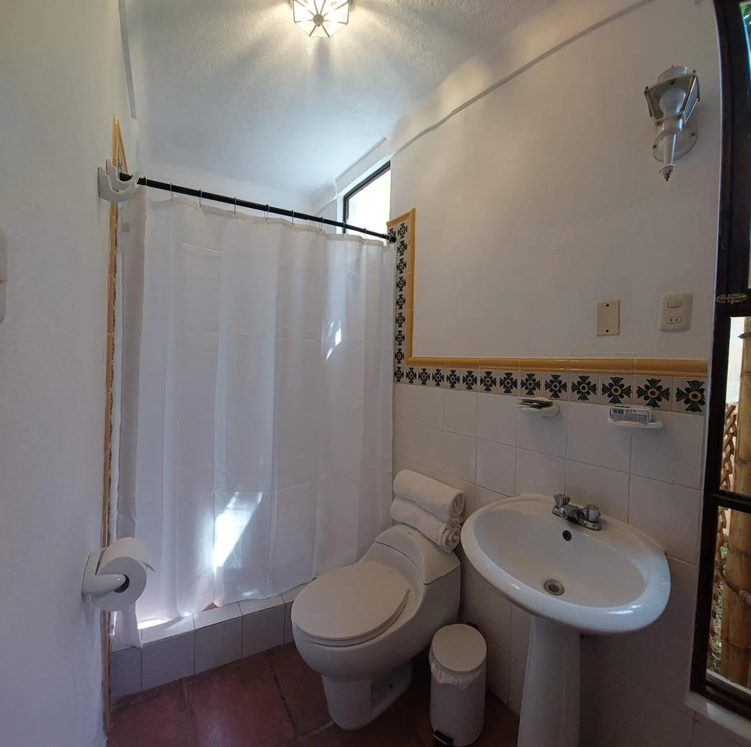 Bathroom in Yellow House Hostel B&B