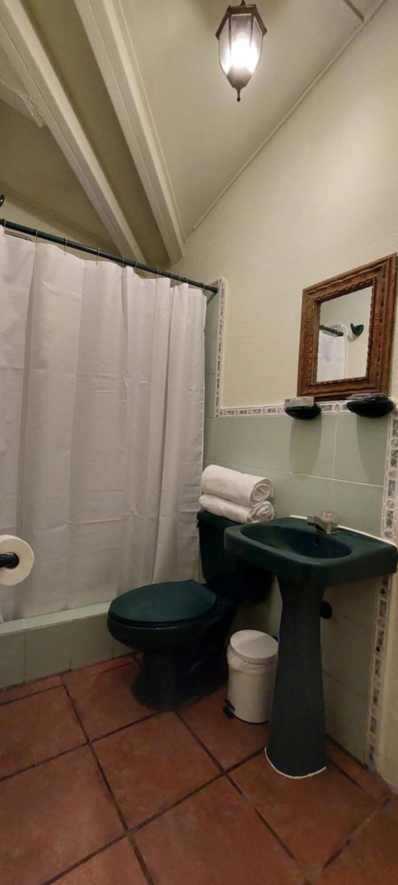 Bathroom in Yellow House Hostel B&B
