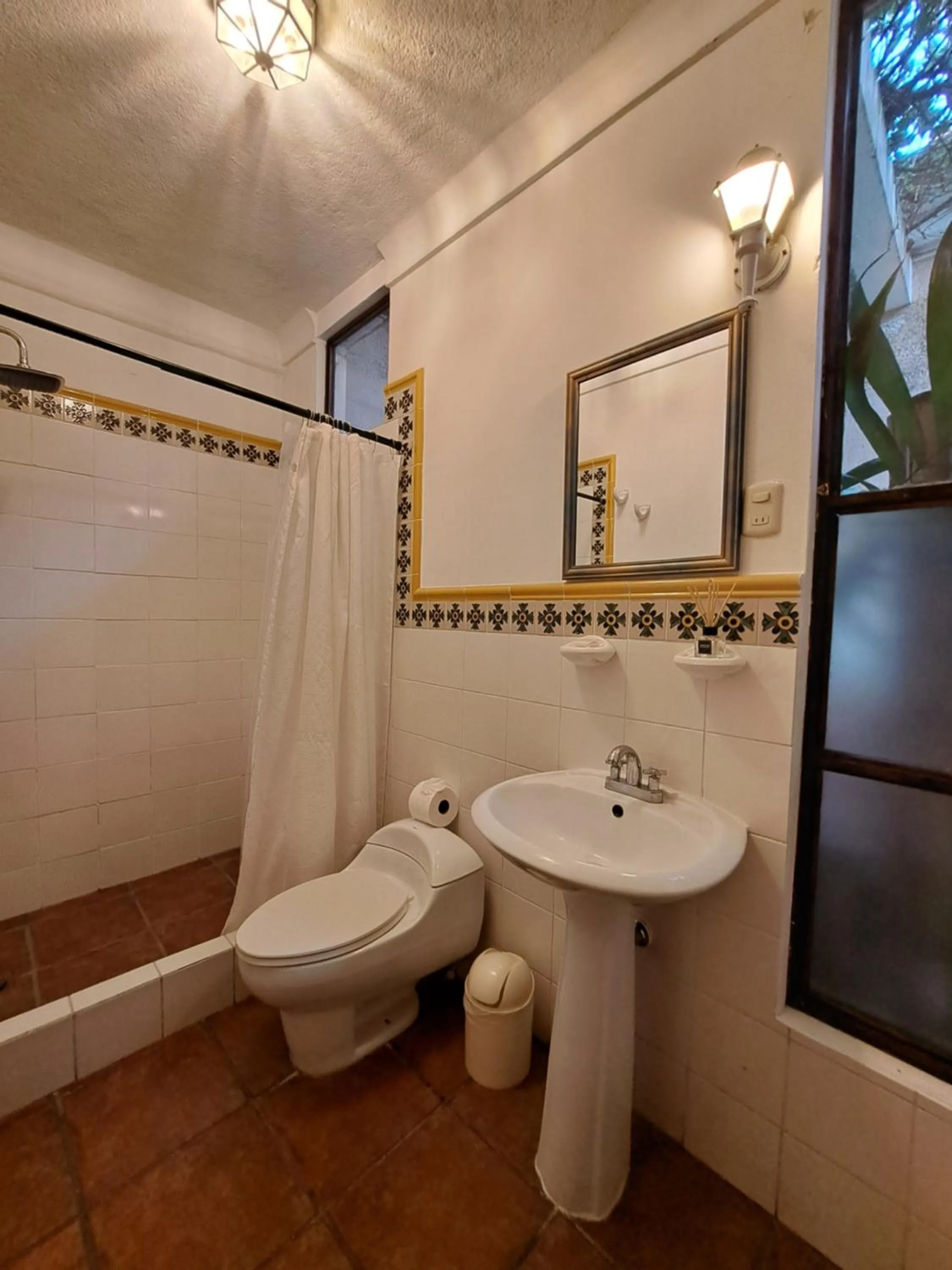 Bathroom in Yellow House Hostel B&B