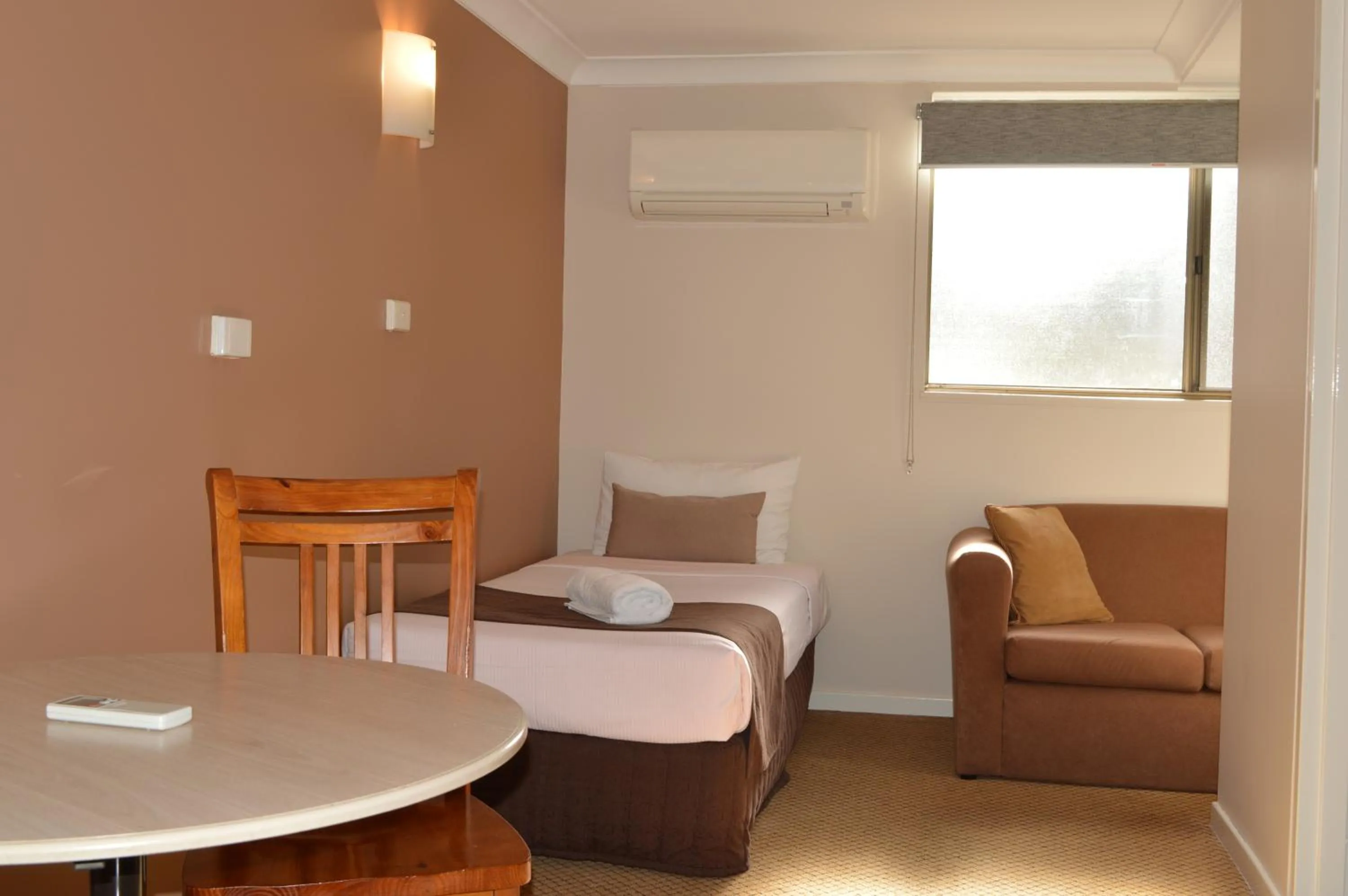 Seating area, Bed in Sunseeker Motor Inn