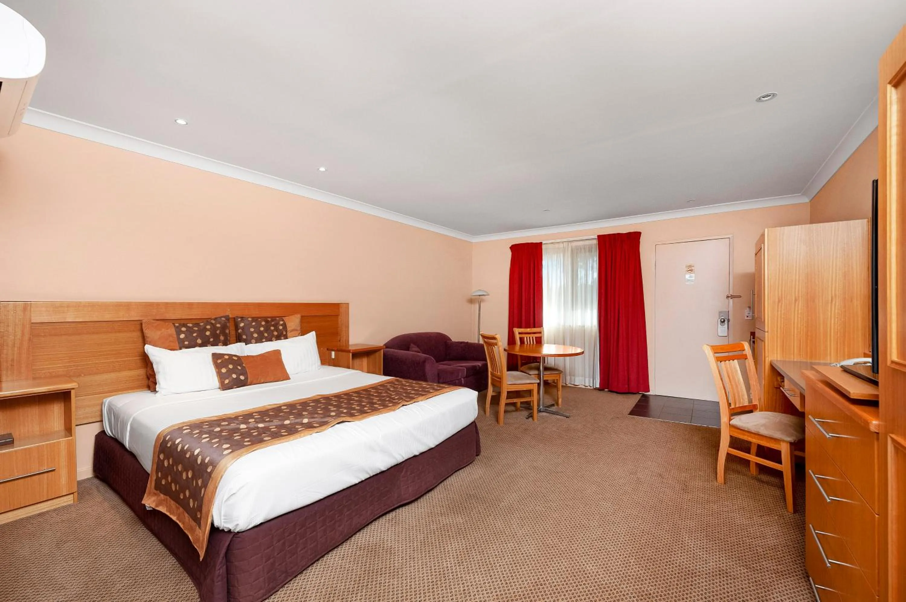 Seating area, Bed in Sunseeker Motor Inn