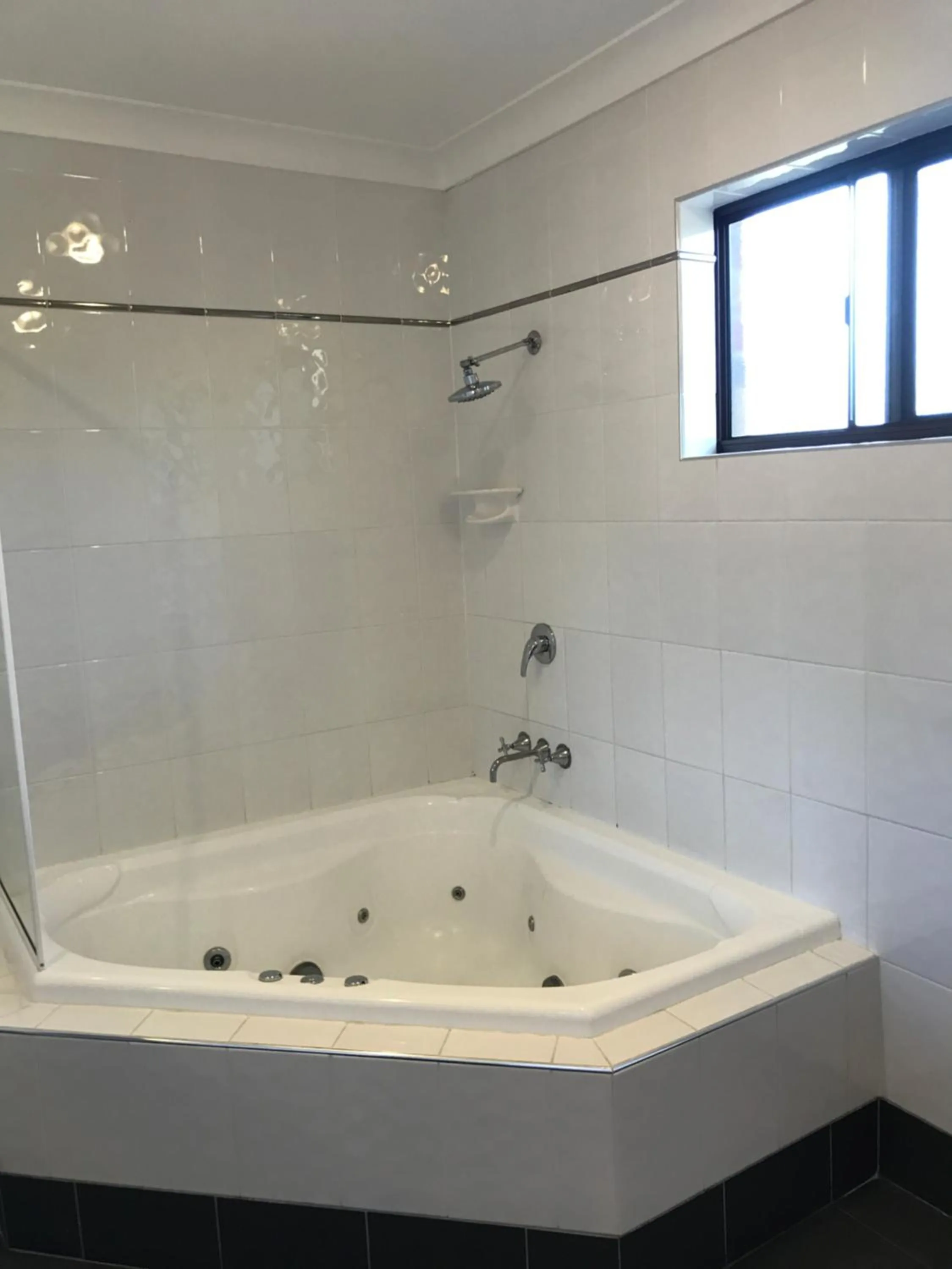 Shower in Sunseeker Motor Inn