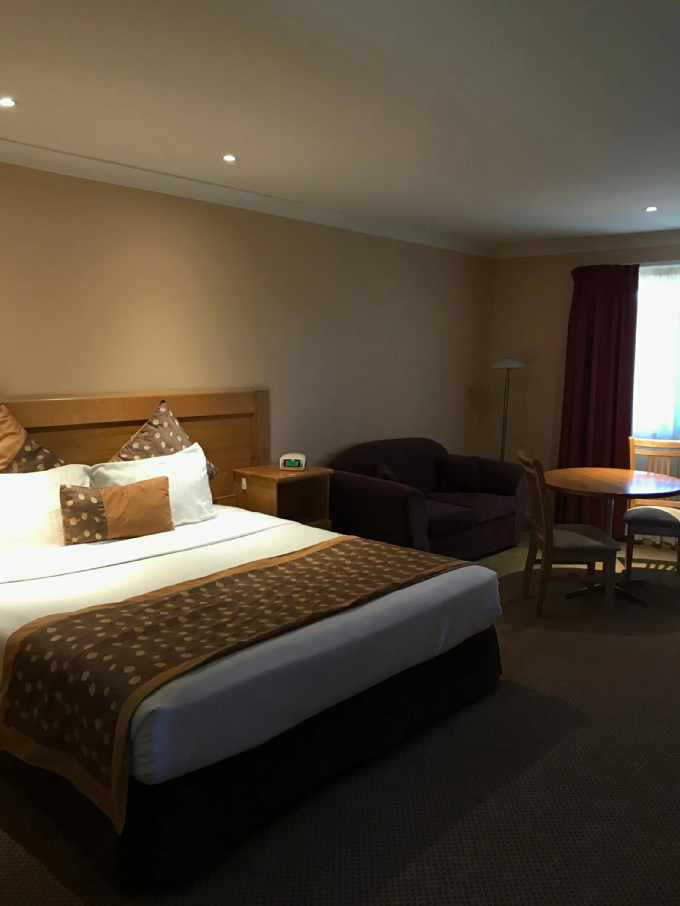 Seating area, Bed in Sunseeker Motor Inn