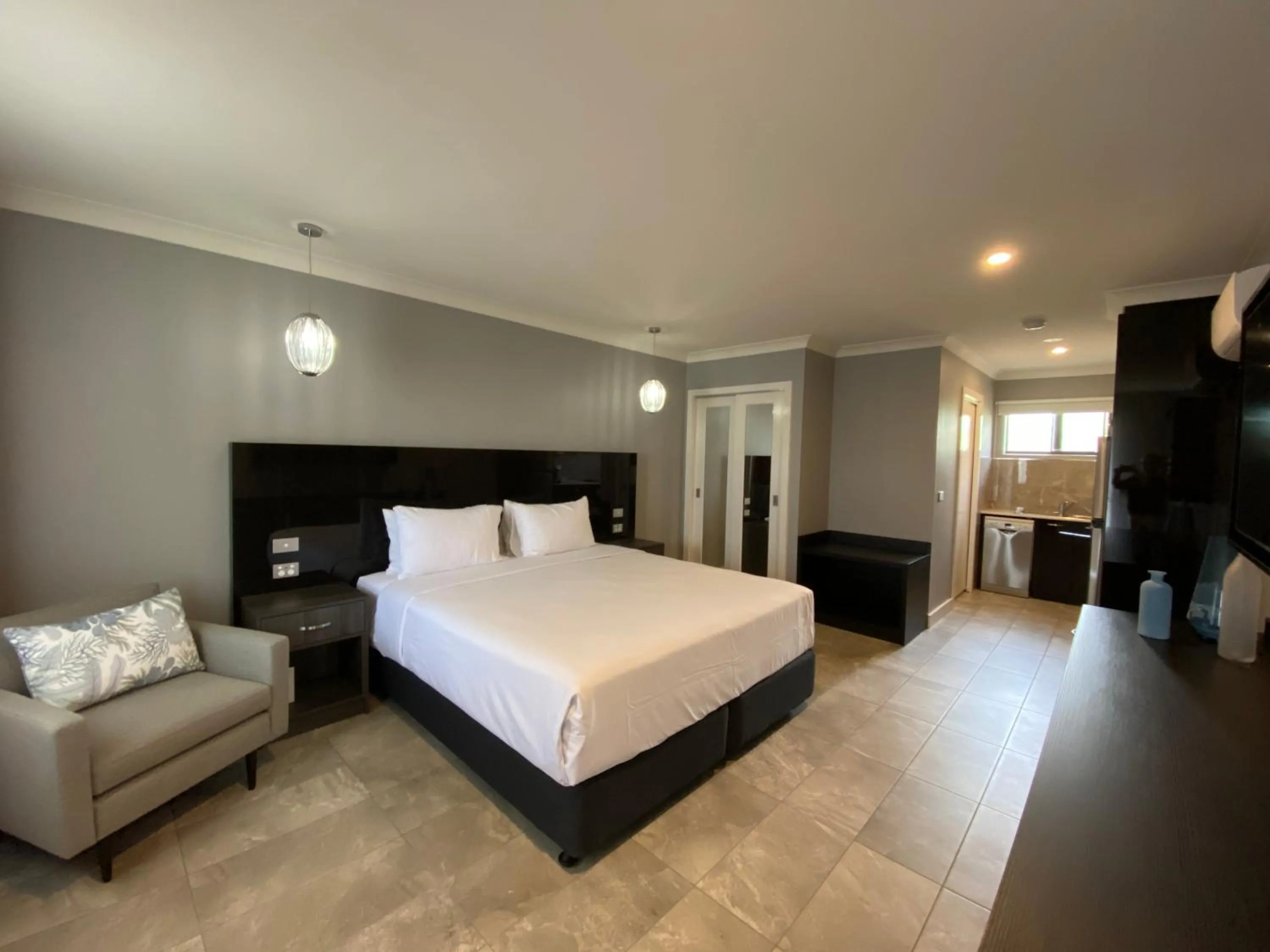 Kitchen or kitchenette, Bed in Sunseeker Motor Inn